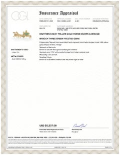 Spilla per carrozza trainata da cavalli in oro giallo diciotto carati con tre gemme sfaccettate verdi