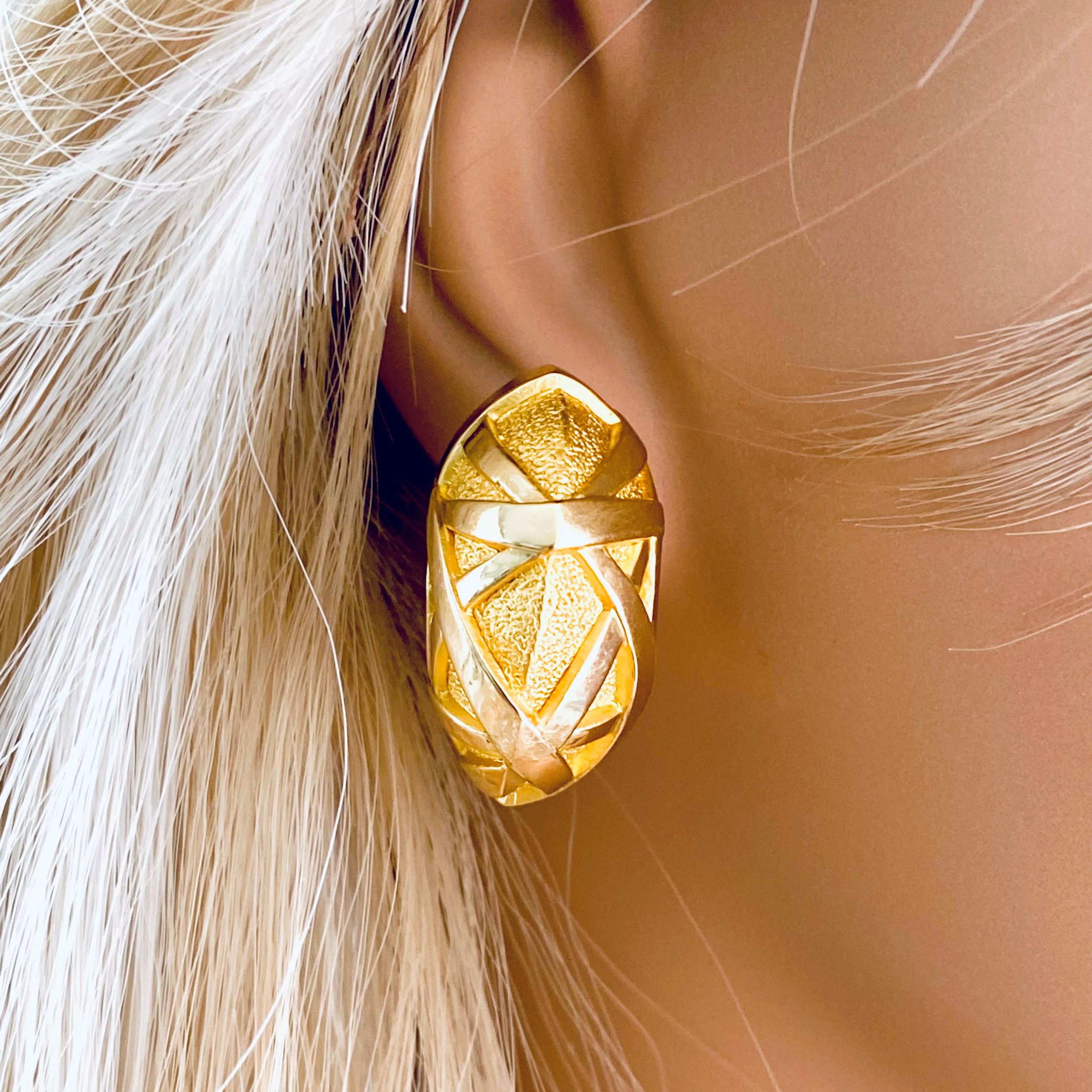 Modern Eighteen Karat Yellow Gold Large Hoop Vintage Earrings with Geometric Design