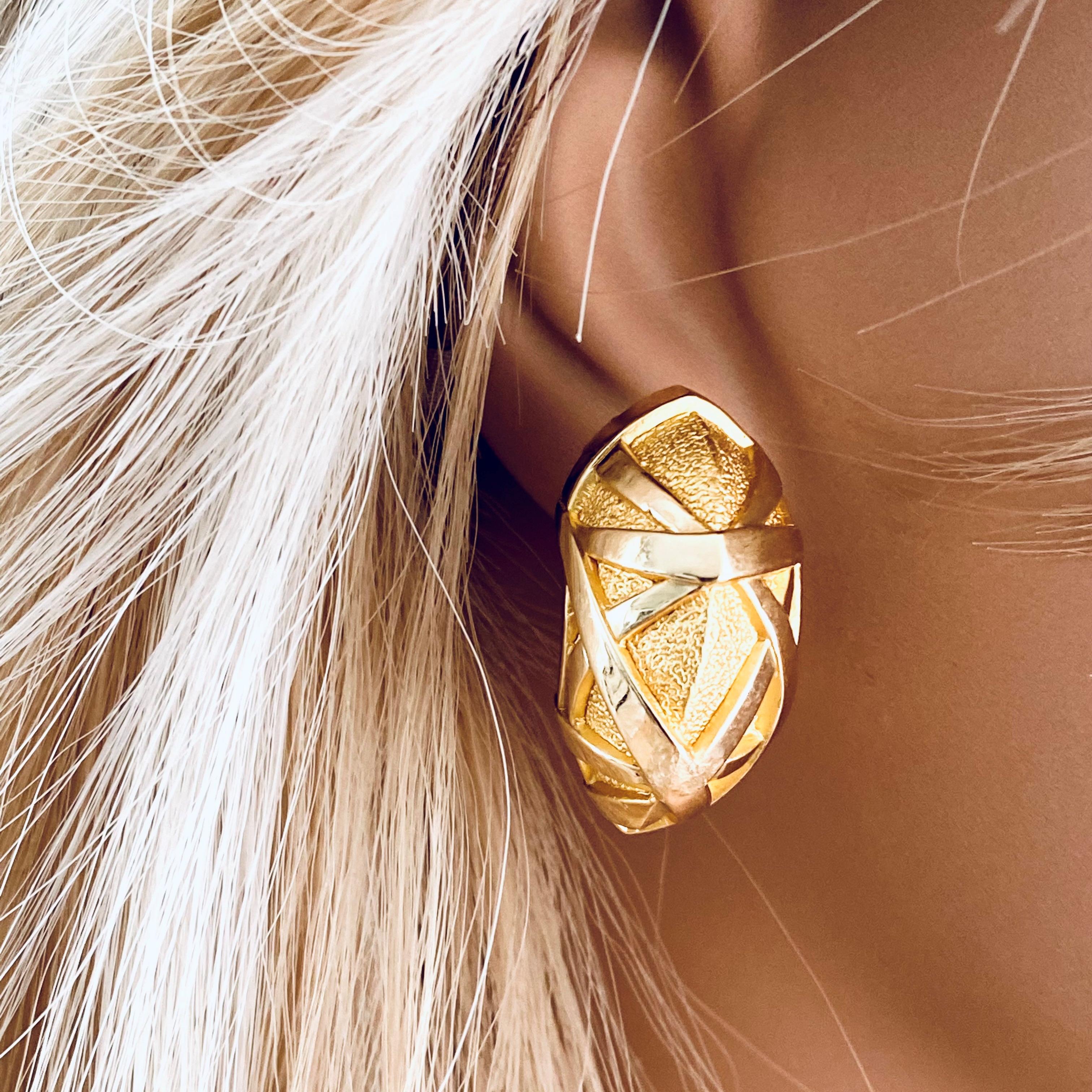 Women's or Men's Eighteen Karat Yellow Gold Large Hoop Vintage Earrings with Geometric Design