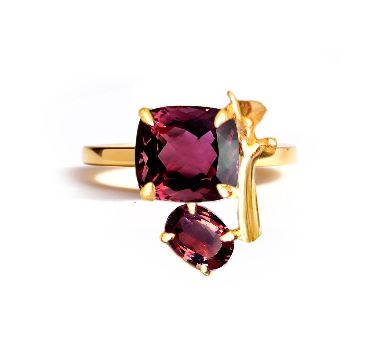 Eighteen Karat Yellow Gold Lavender Contemporary Ring with Garnets For Sale 9