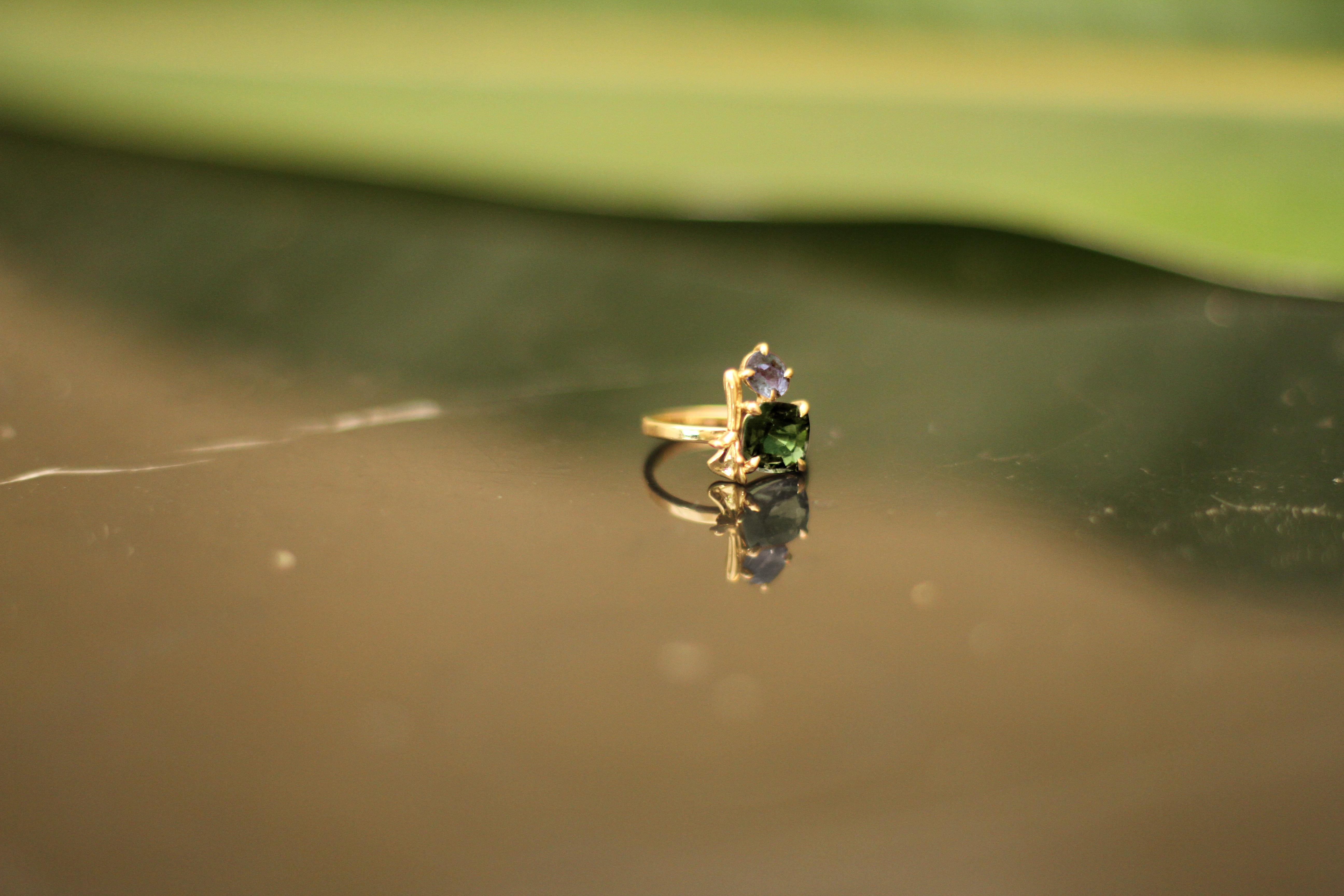 Achtzehn Karat Gelbgold Lavendel Contemporary Ring mit grünem Turmalin im Angebot 5