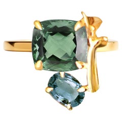 Anello contemporaneo in oro giallo diciotto carati color lavanda con tormalina verde