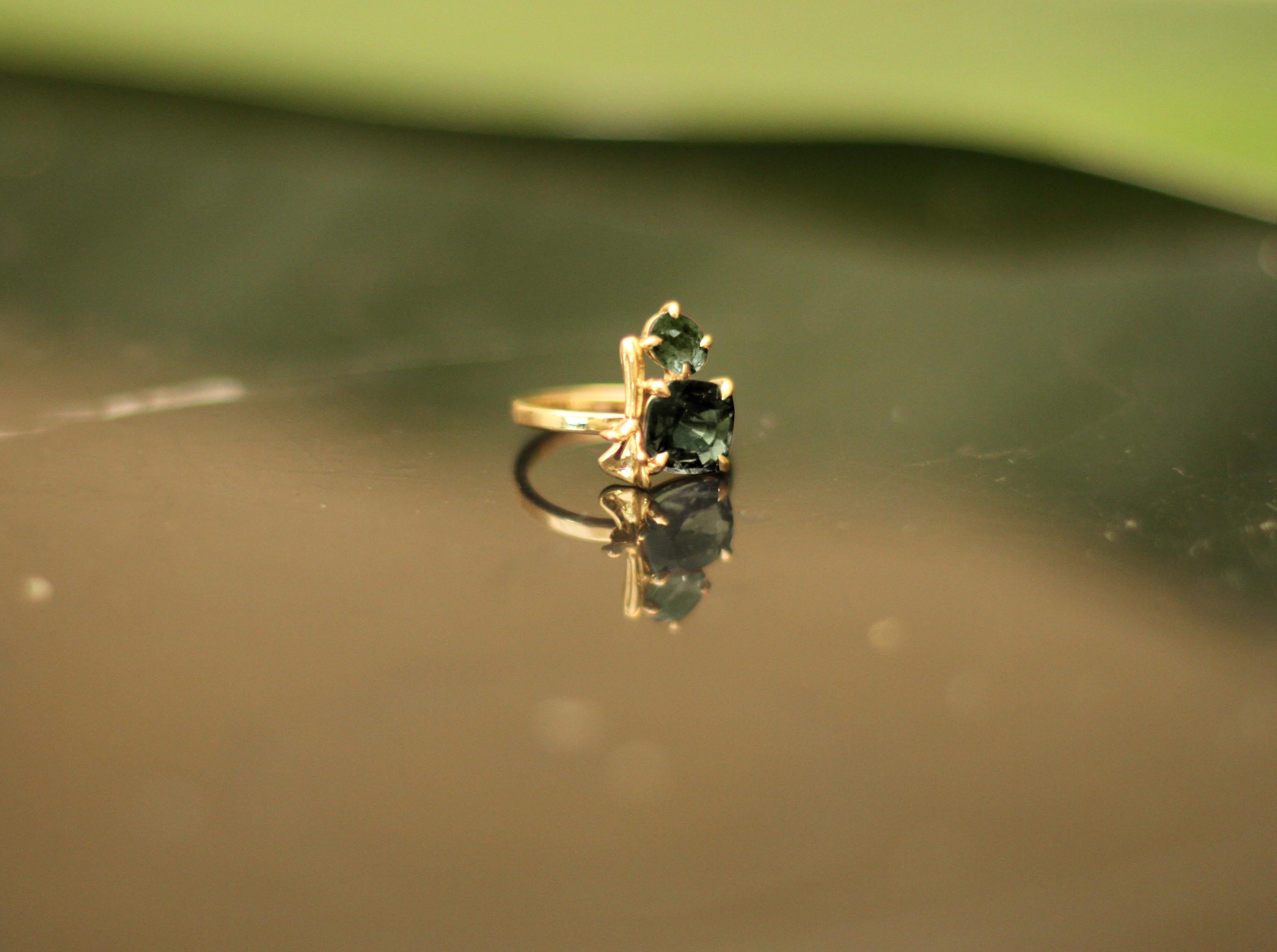 Taille coussin antique Bague contemporaine lavande en or jaune 18 carats avec tourmalines vertes en vente
