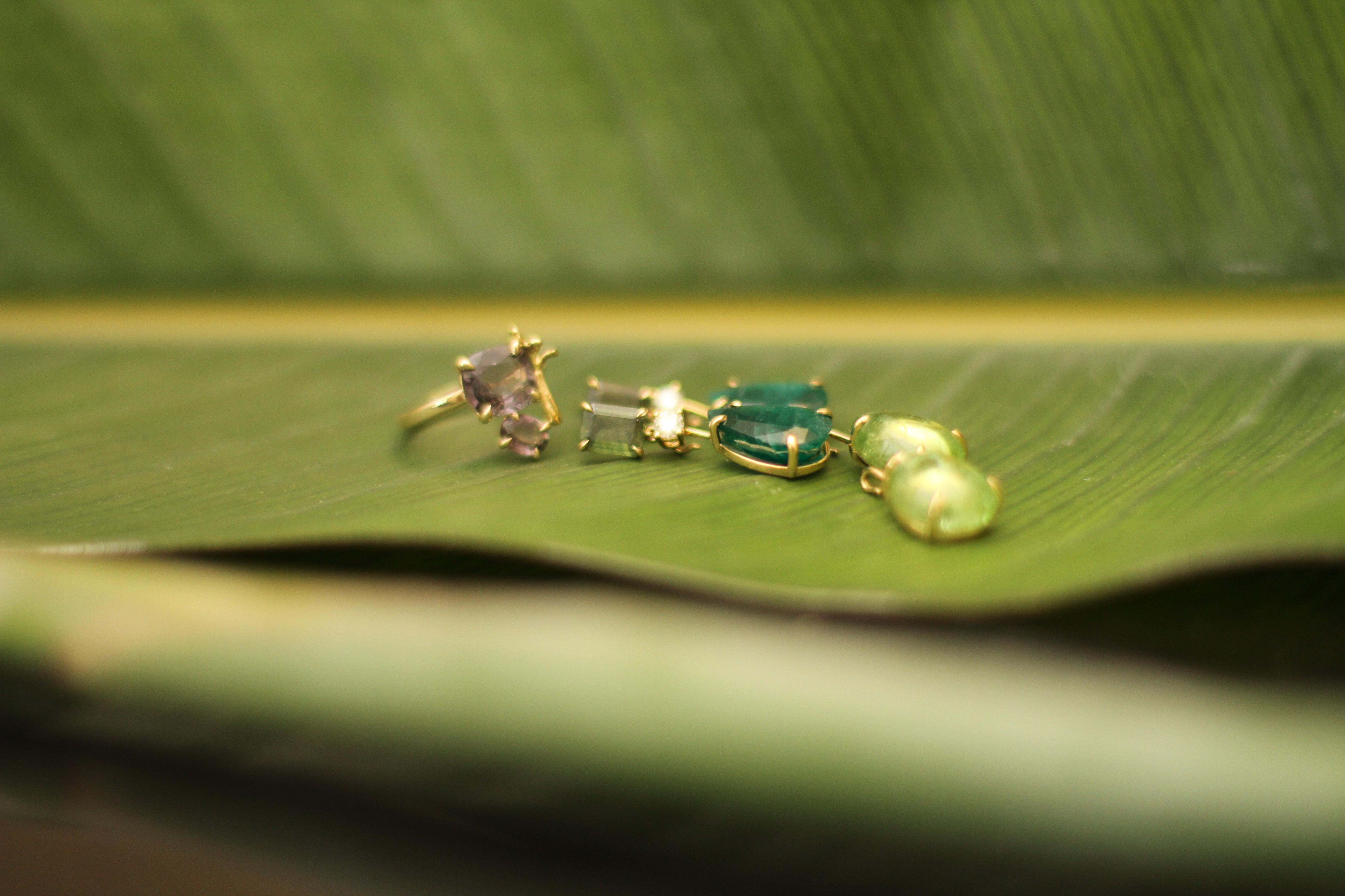 Bague contemporaine lavande en or jaune 18 carats avec tourmalines vertes en vente 2