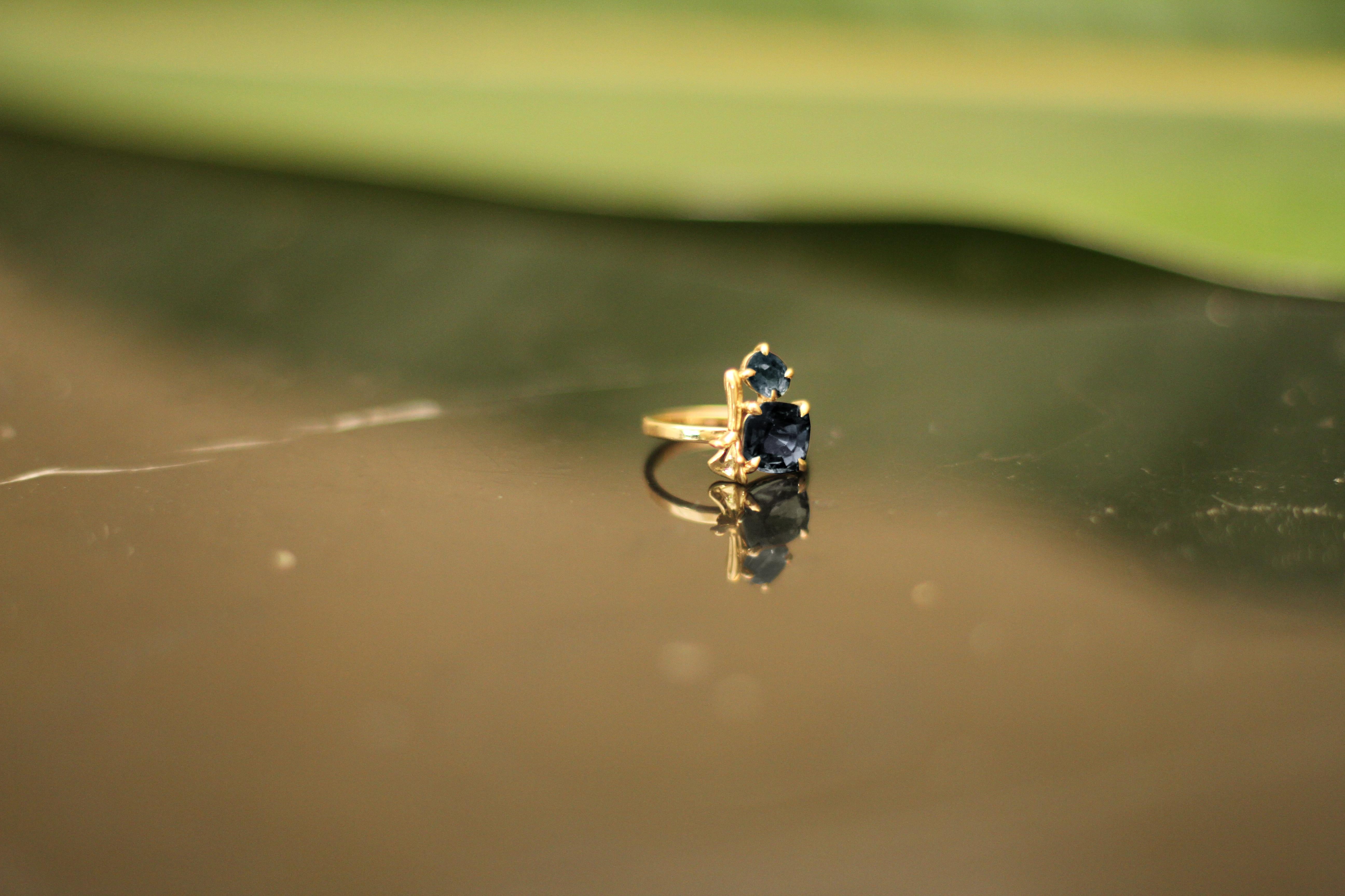 Eighteen Karat Yellow Gold Lavender Contemporary Ring with Iolites For Sale 5