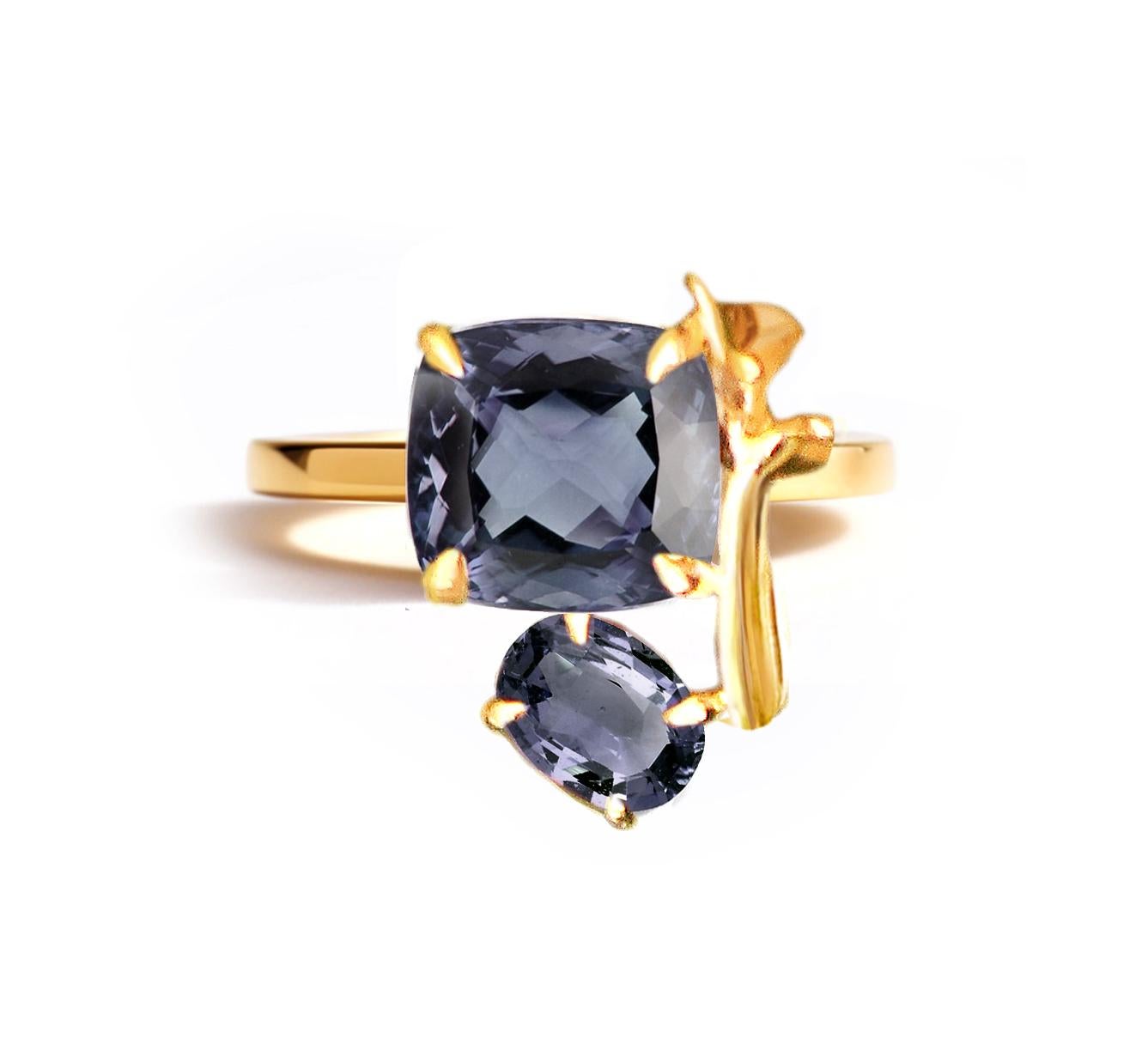 Eighteen Karat Yellow Gold Lavender Contemporary Ring with Iolites For Sale 8