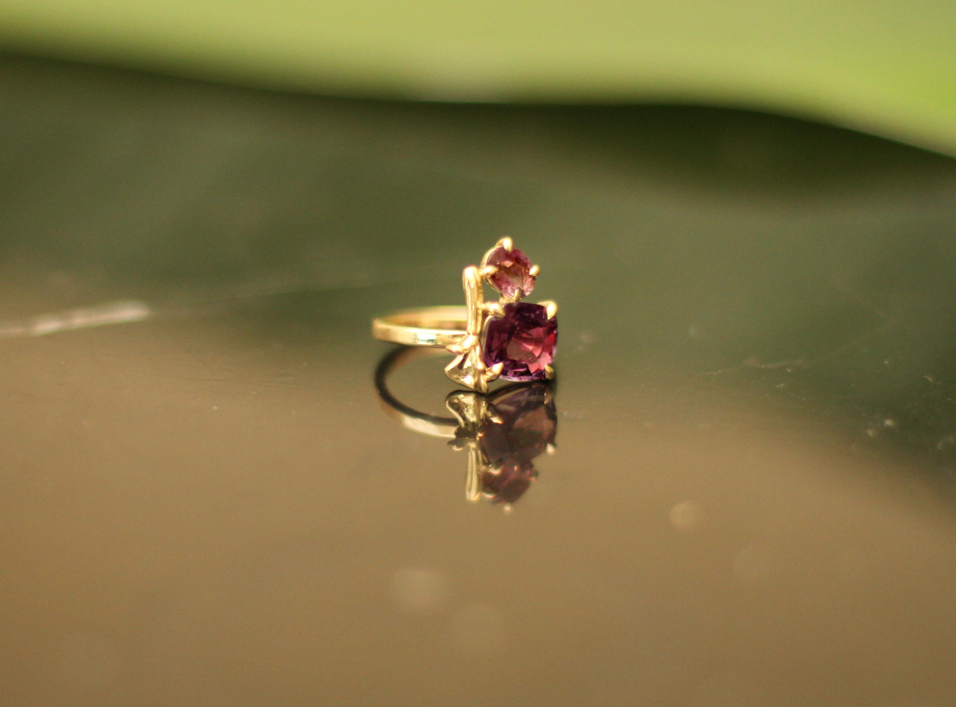 Eighteen Karat Yellow Gold Lavender Contemporary Ring with Tourmalines For Sale 1