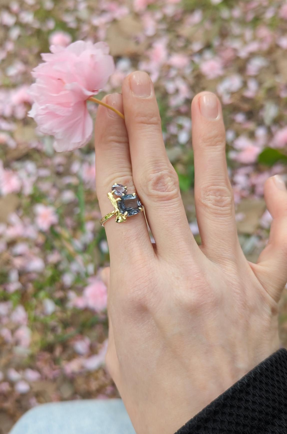 Eighteen Karat Yellow Gold Lavender Contemporary Ring with Tourmalines For Sale 3