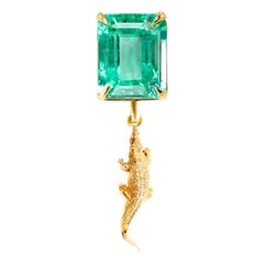 Eighteen Karat Yellow Gold Mesopotamia Contemporary Brooch with Emerald