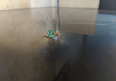 Orecchini a bottone in oro giallo 18 carati con smeraldi “Minty” e zaffiri
