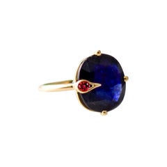 Bague paon en or jaune dix-huit carats avec saphir bleu de deux carats et rubis