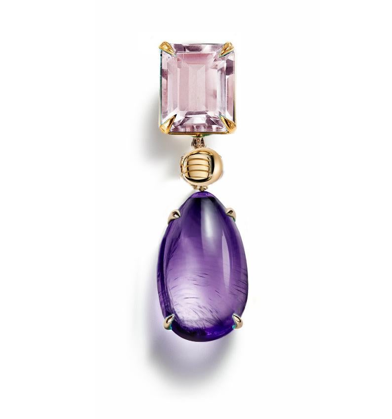 Diese zeitgenössische Anhänger-Halskette ist aus 18 Karat Gelbgold mit Cabochon-Amethyst und Rosenquarz gefertigt. Wir arbeiten mit einer deutschen Edelsteinfirma, die seit dem 19. Jahrhundert auf dem Markt ist. 

Das Stück kann mit einer Vielzahl