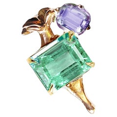 Eighteen Karat Yellow Gold Pendant Necklace with Emerald and Sapphire