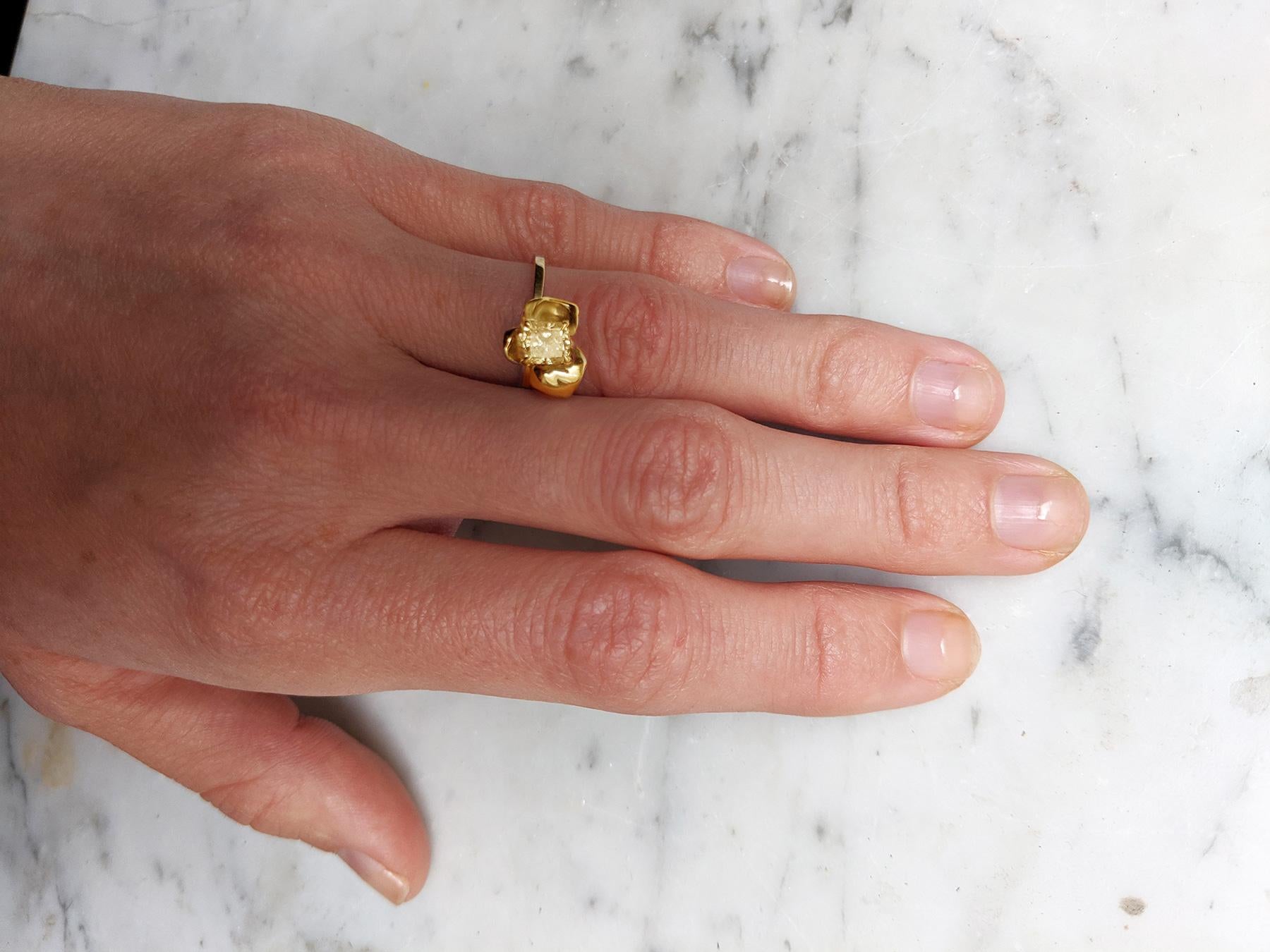 Bague en or jaune dix-huit carats avec diamant coussin de glace d'un carat en vente 3