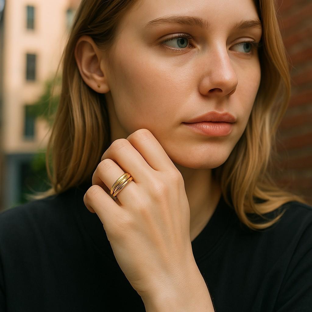 Te presentamos nuestra exquisita pieza de joyería: el Anillo Rodante de Oro Amarillo de Dieciocho Kilates Macizo de 6 Milímetros en Talla 6. Este impresionante anillo es un verdadero testimonio de elegancia y artesanía, perfecto para cualquier