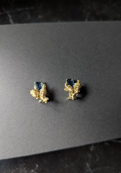 Boucles d'oreilles contemporaines en or jaune 18 carats avec saphirs