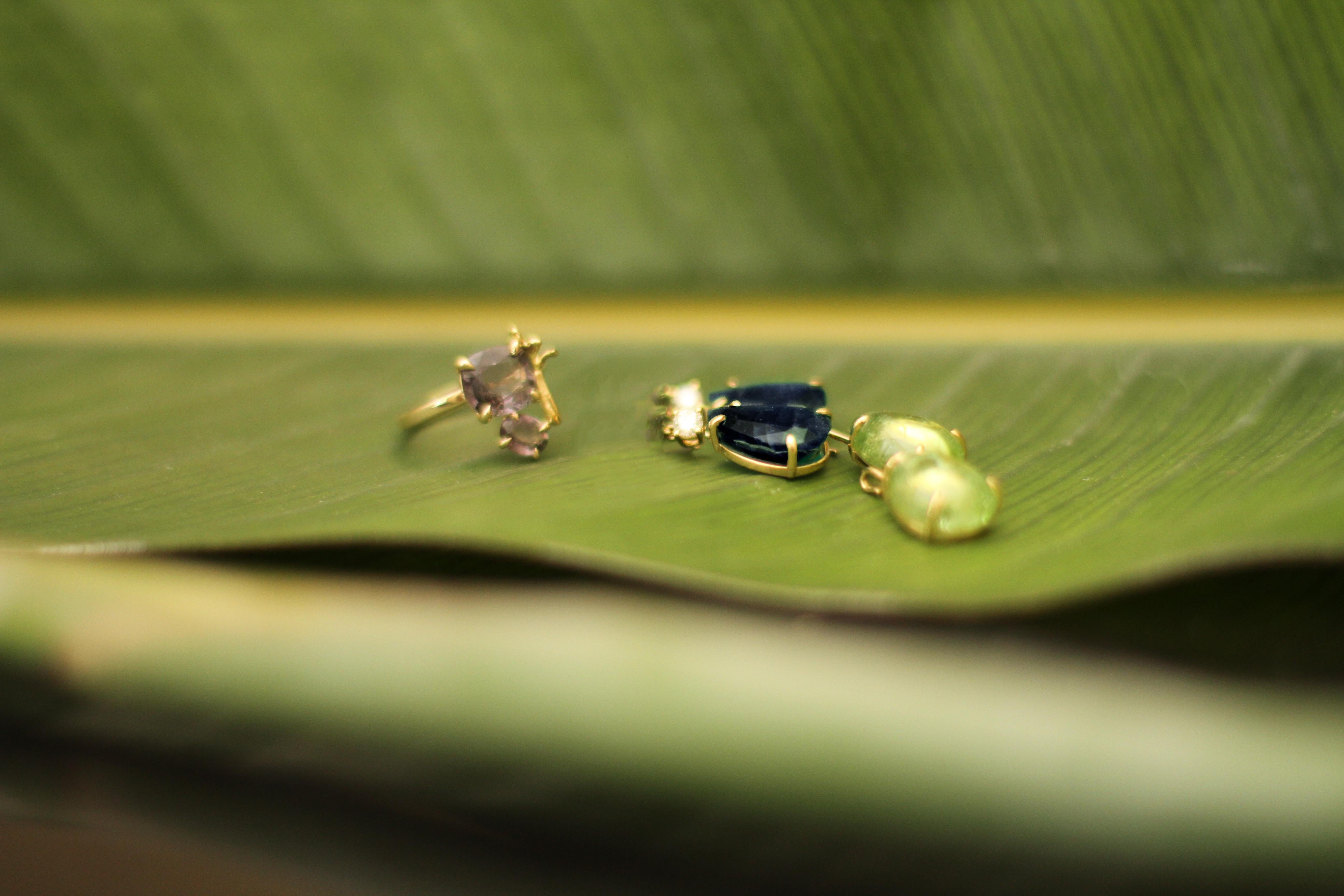 Ces boucles d'oreilles contemporaines en or jaune 18 carats sont composées de saphirs sombres taillés en poire et de diamants ronds. Nous travaillons avec une entreprise allemande de pierres précieuses, présente sur le marché depuis le 19e siècle.