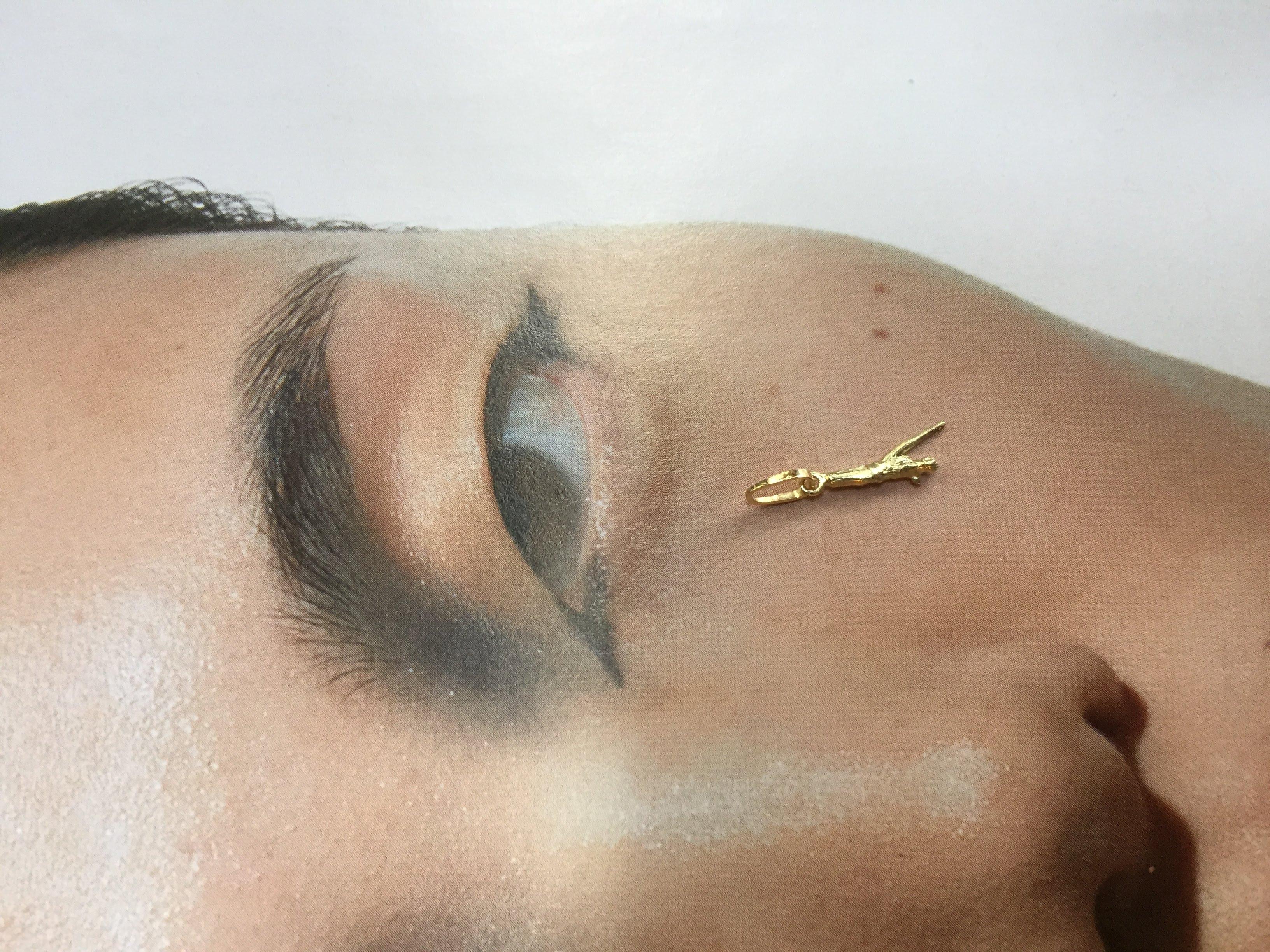 Achtzehn Karat Gelbgold Tee-Skulptur-Charm des Künstlers im Angebot 1