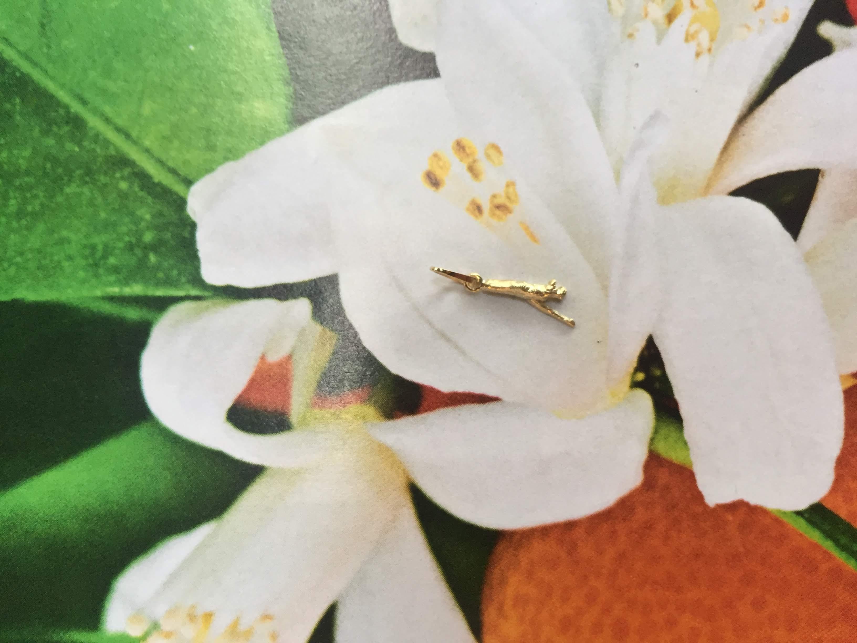 Achtzehn Karat Gelbgold Tee-Skulptur-Charm des Künstlers im Angebot 3