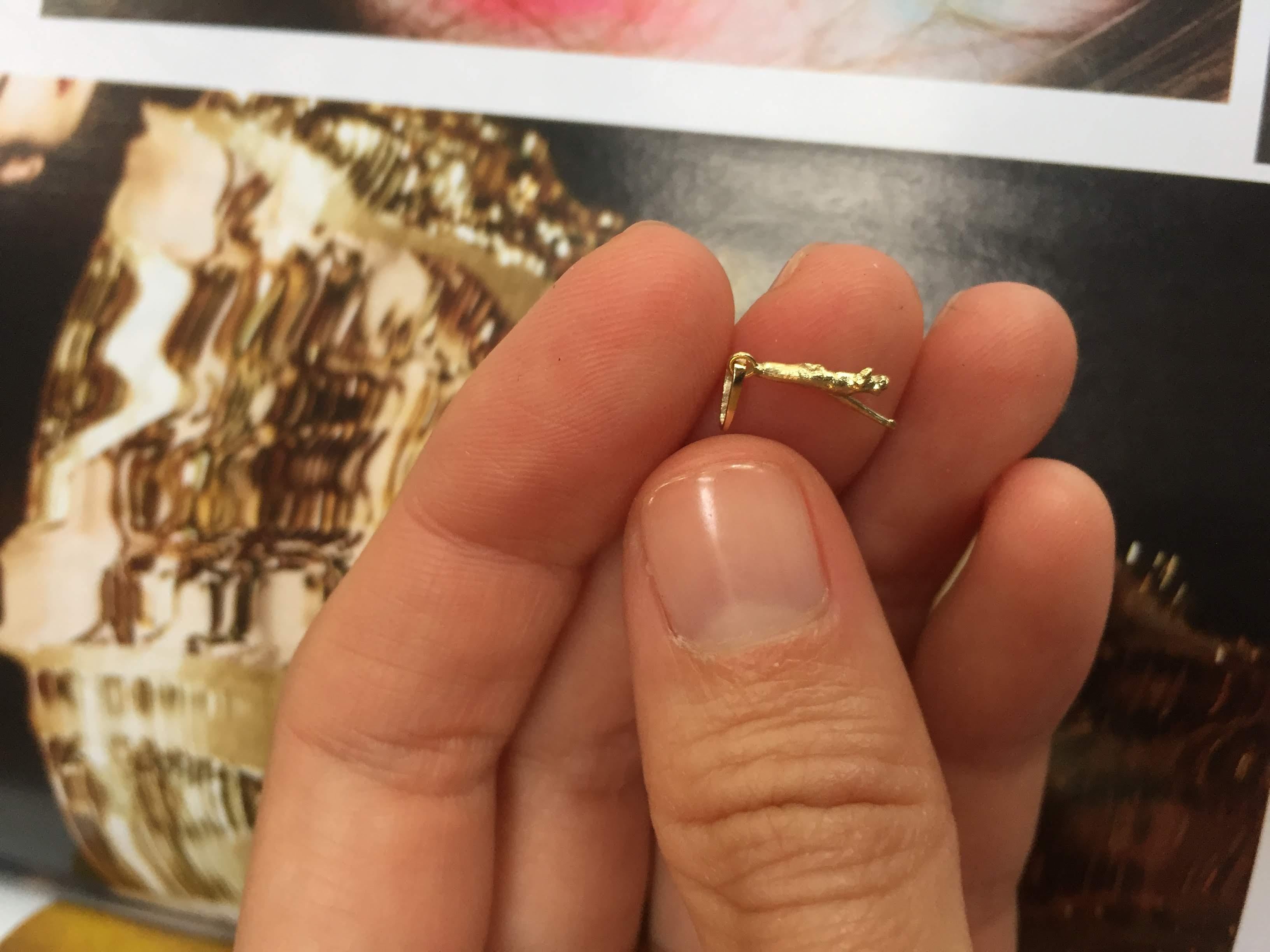 Achtzehn Karat Gelbgold Tee-Skulptur-Charm des Künstlers im Angebot 4
