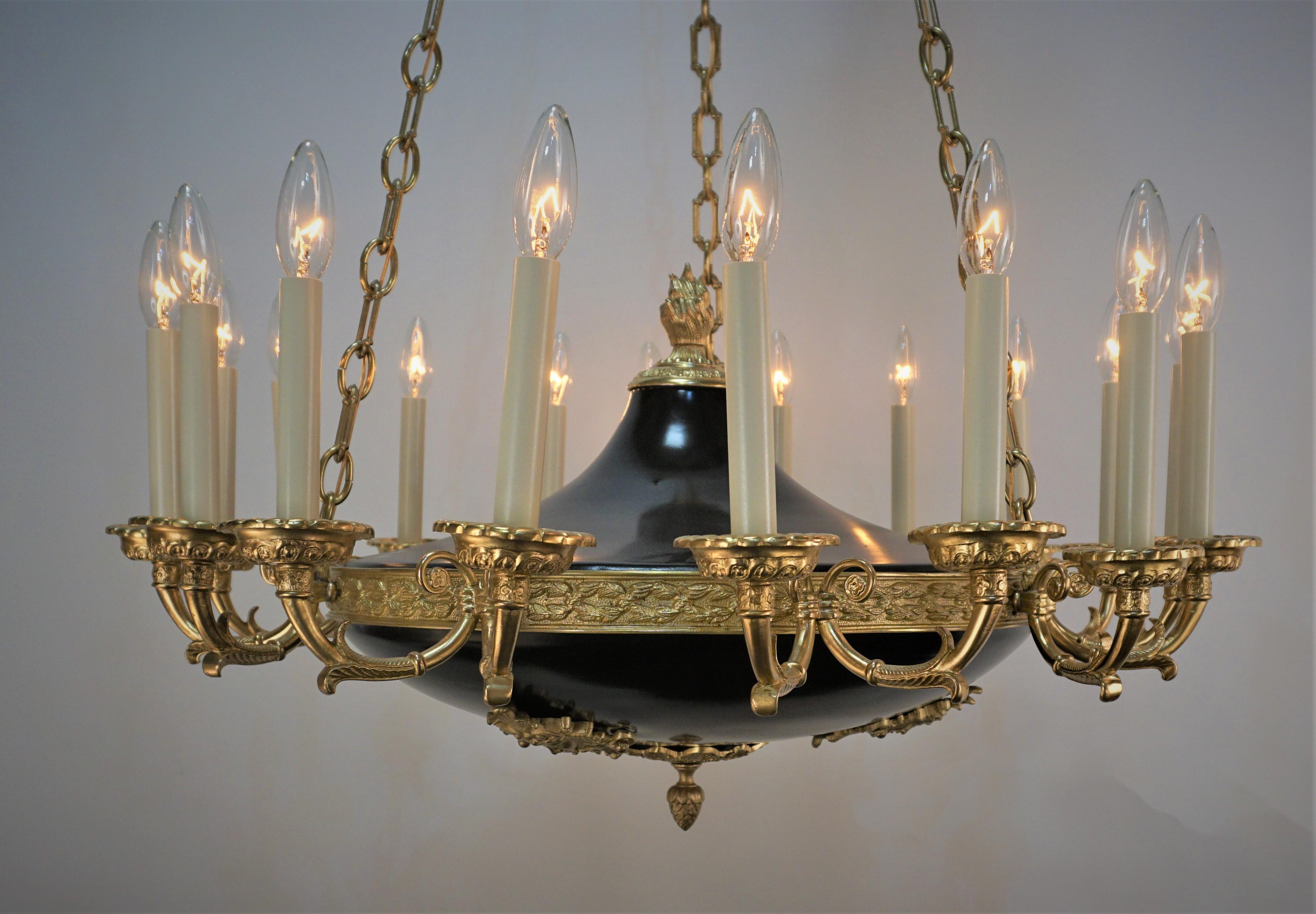 Français Lustre Empire à dix-huit lumières en bronze. en vente