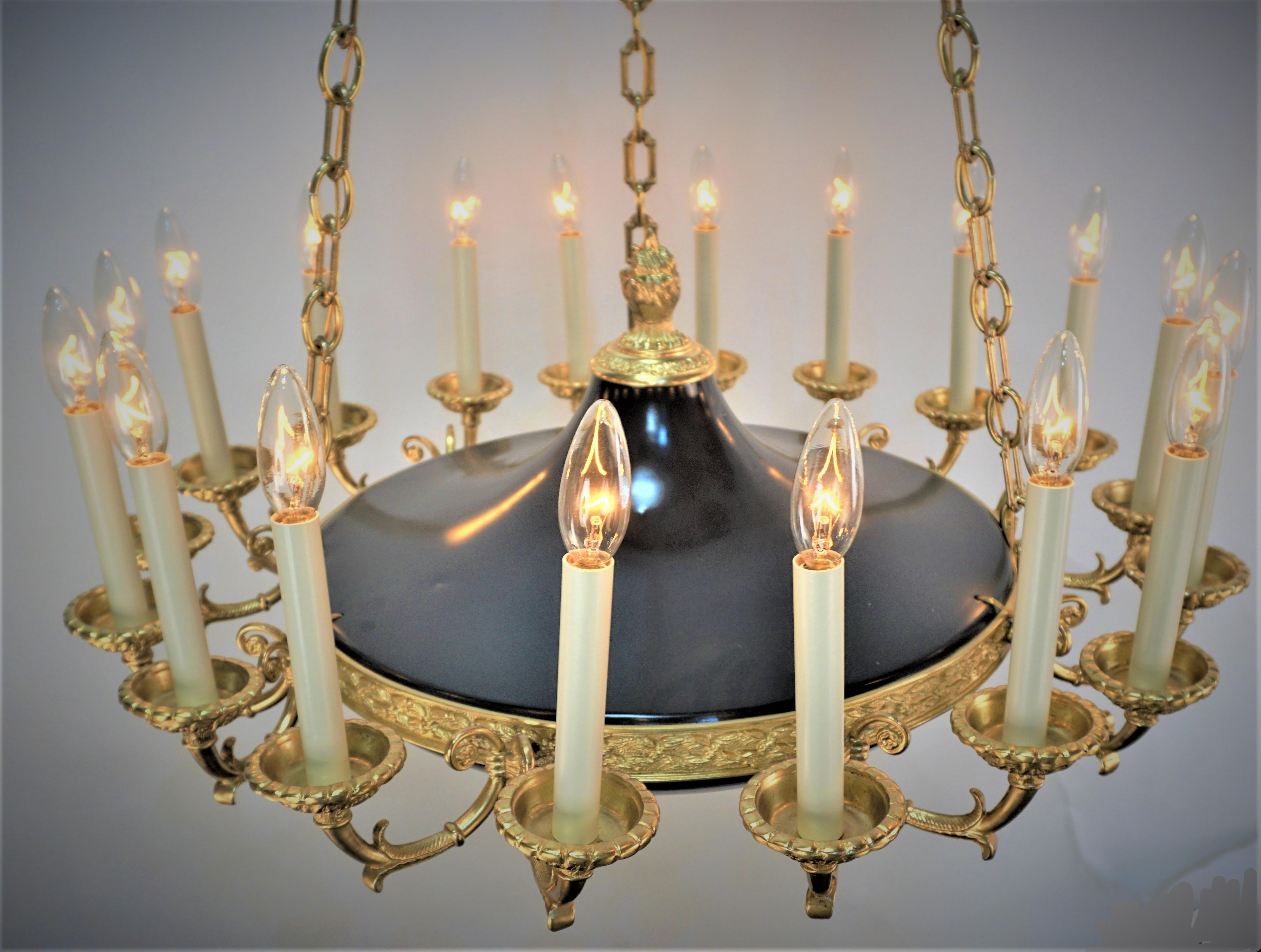 Laqué Lustre Empire à dix-huit lumières en bronze. en vente