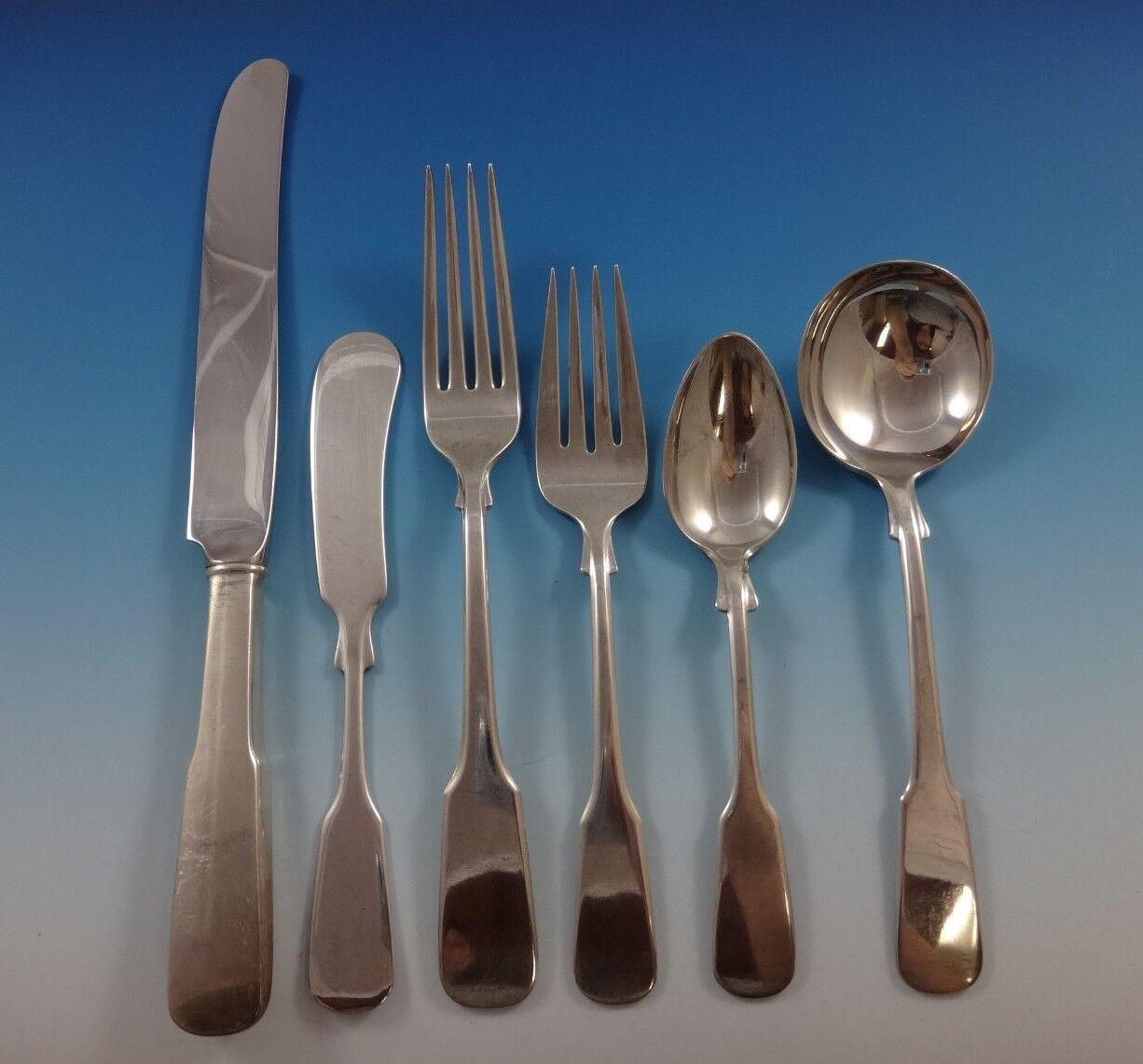 Un clásico americano, 1810 es una fiel adaptación de un patrón de monedas de plata. Líneas sencillas, proporciones generosas y equilibrio grácil se combinan para crear una declaración discreta pero elegante. La superficie sin adornos muestra al