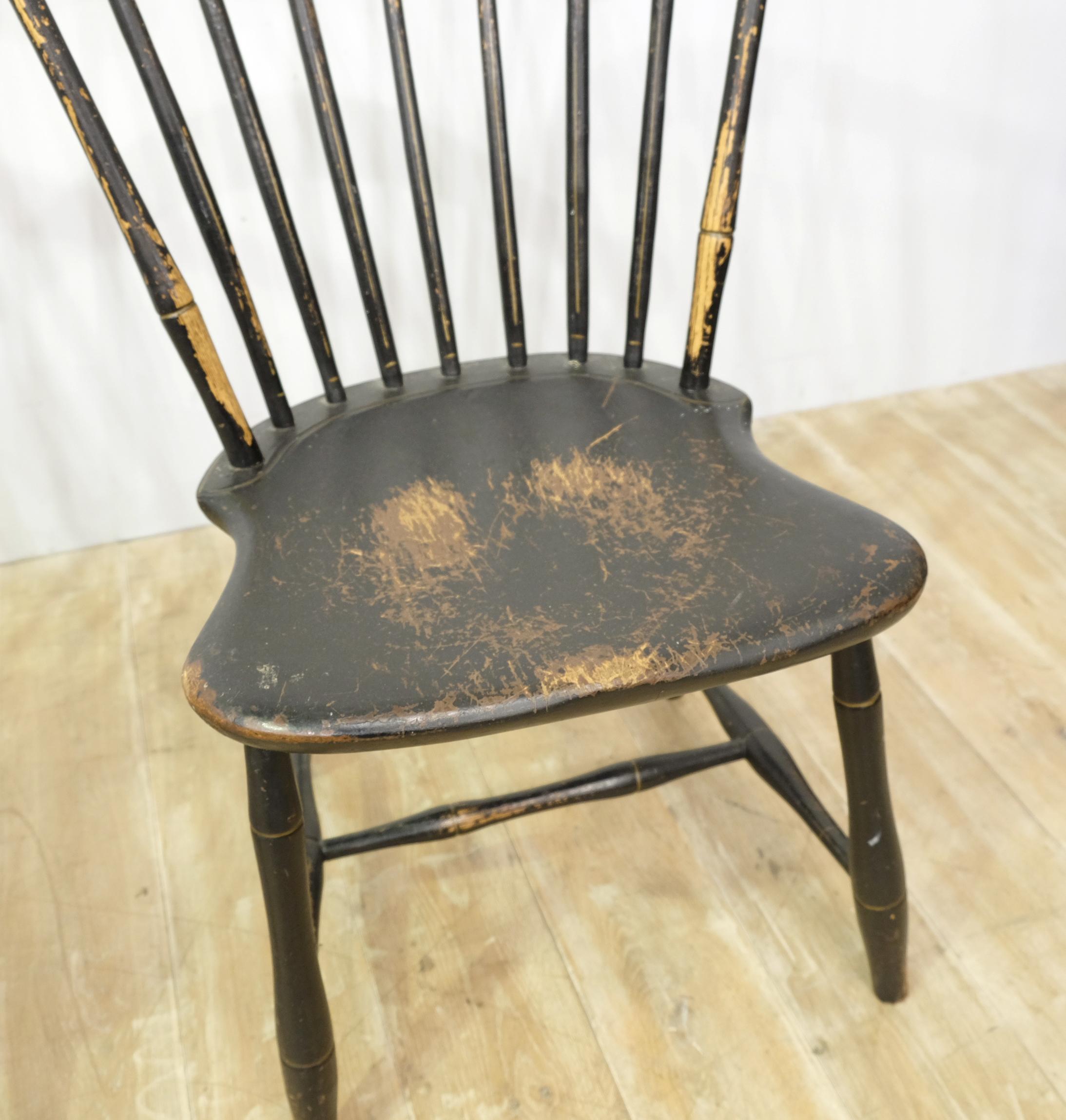 18th Century American Comb Back Windsor Side Chairs, New England, Original Paint In Good Condition In Totnes, GB