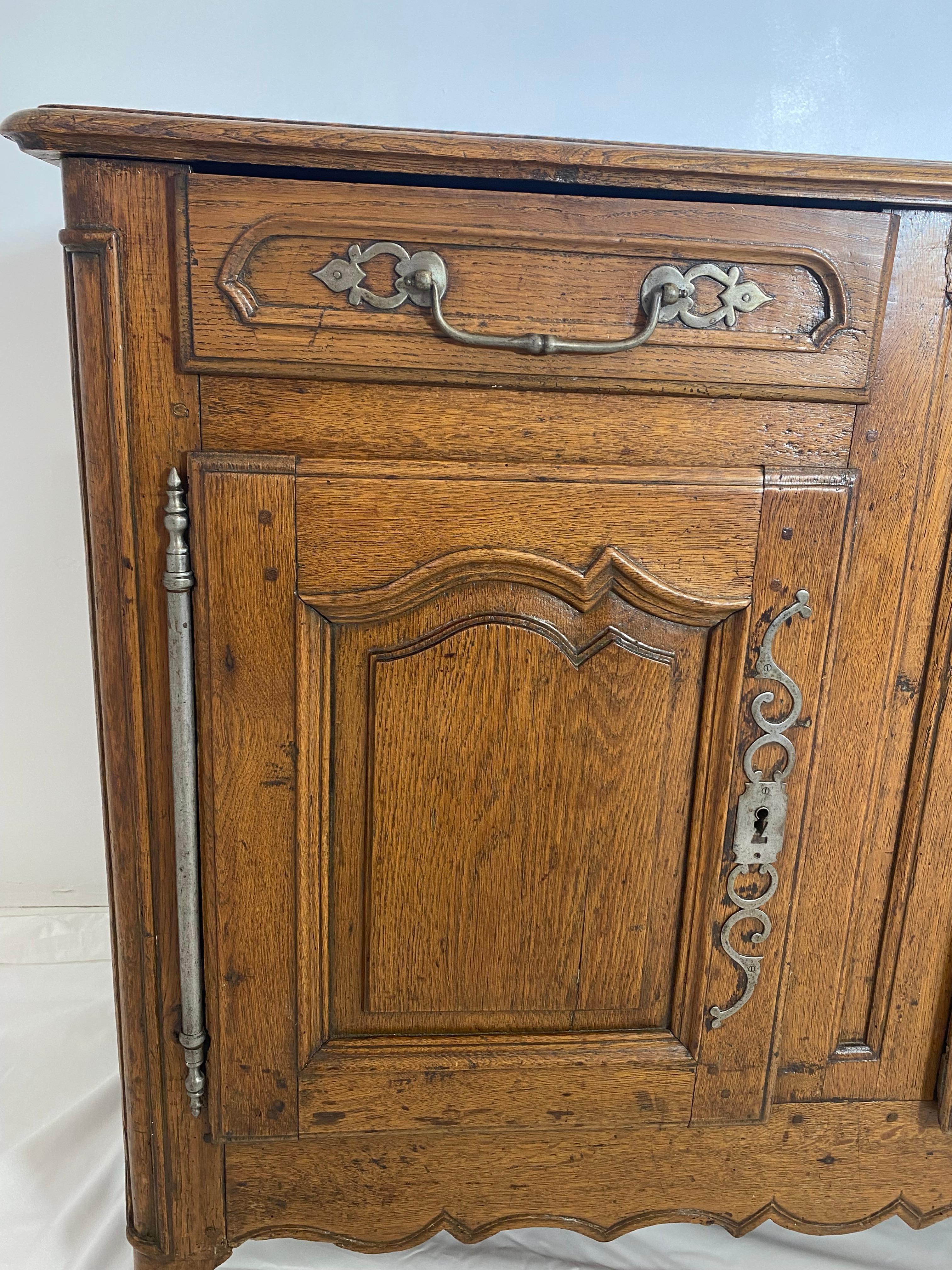 Enfilade d'époque XVIIIe siècle en chêne. Circa 1760
Chêne massif, magnifiquement sculpté à la main, construction à queue d'aronde, quincaillerie d'origine, belle finition vieillie.