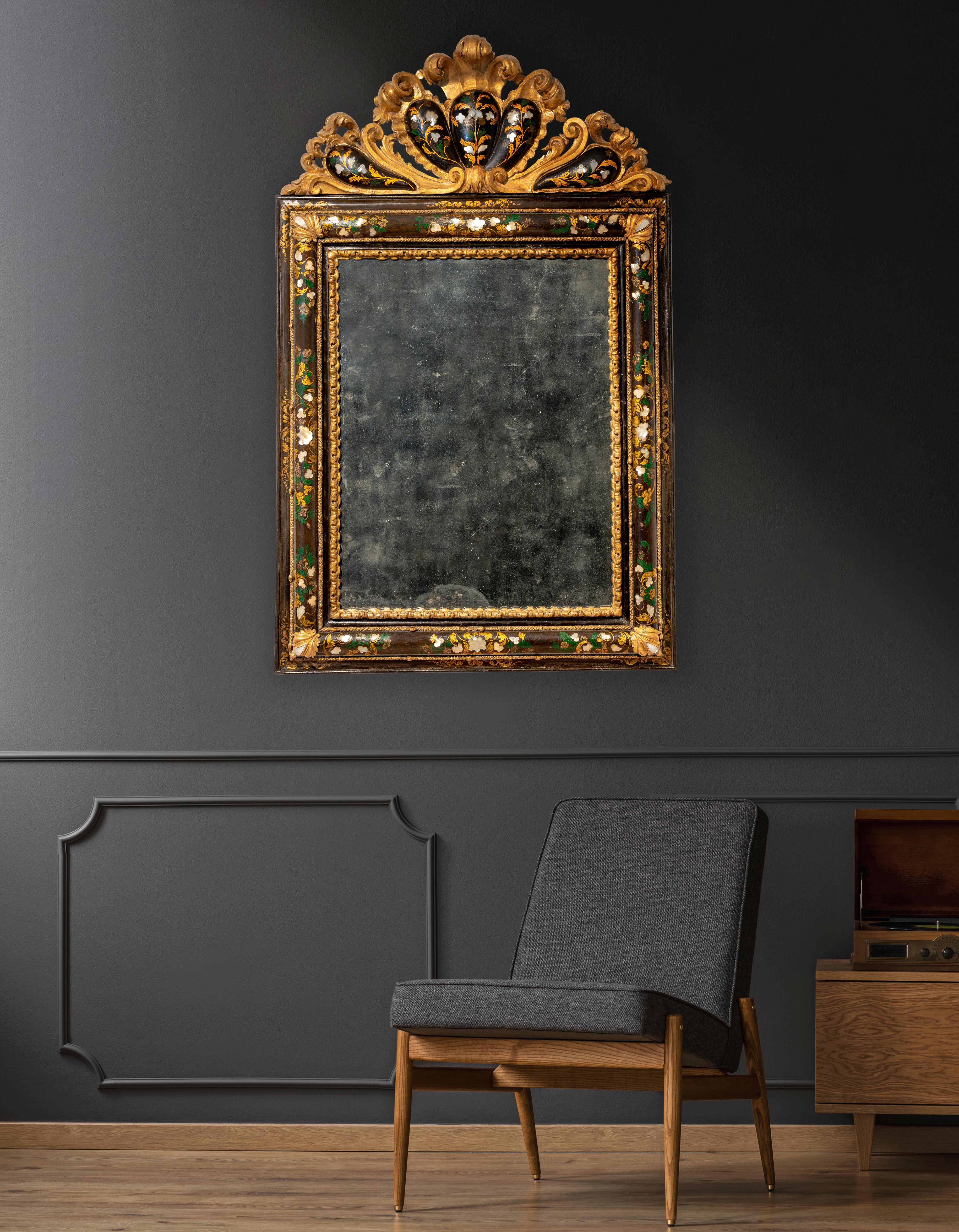 Eighteenth-century Venetian mirror in lacquered wood and with mother-of-pearl in In Good Condition For Sale In Vicenza, IT
