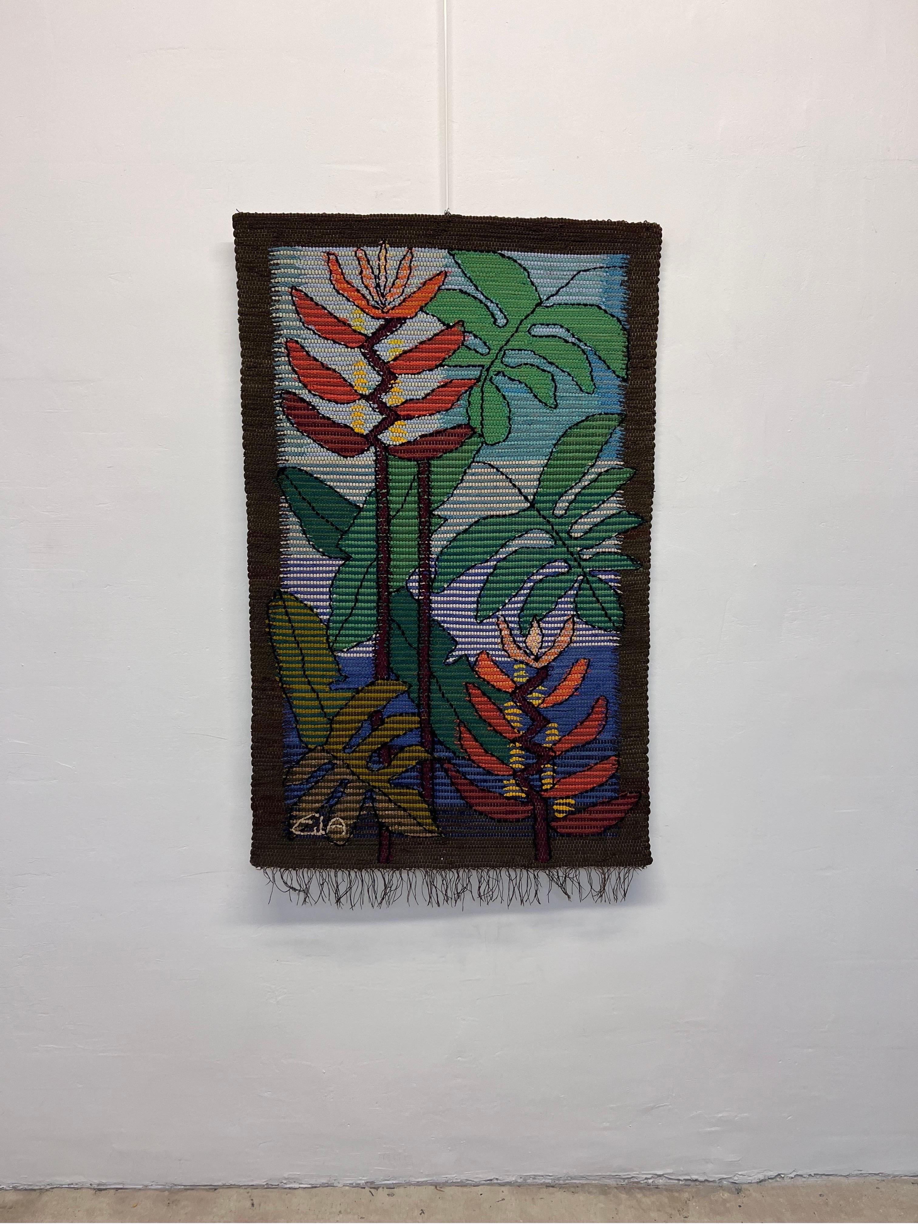 Floraler Wandteppich von Eila Ampula aus Faserkunst, handgefertigt in Brasilien, 1980er Jahre.

Eila Ampula war eine bekannte brasilianische Künstlerin, die sich auf die Gestaltung von Wandteppichen spezialisiert hatte. Ihre Arbeiten wurden in