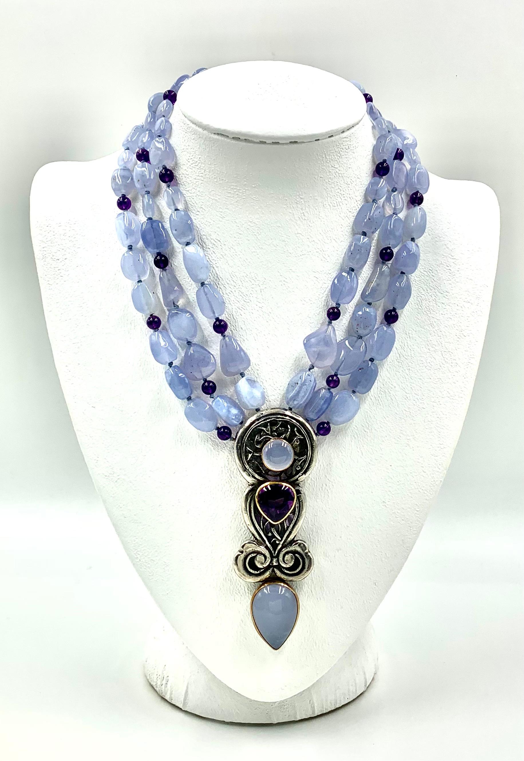 Eileen Coyne Blue Calcedony Cabochon Amethyst 22K Gold, Sterling Silver Necklace In Good Condition For Sale In New York, NY