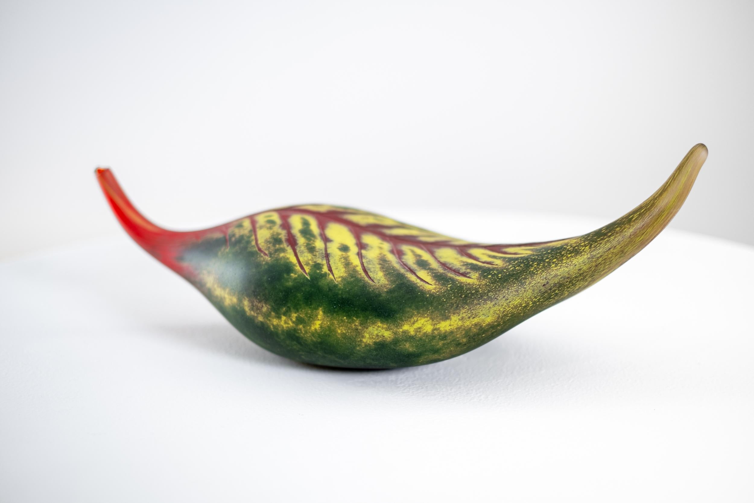 Fallen Leaf Green - zeitgenössisch, Stillleben, Blatt, geblasenes Glas, Skulptur