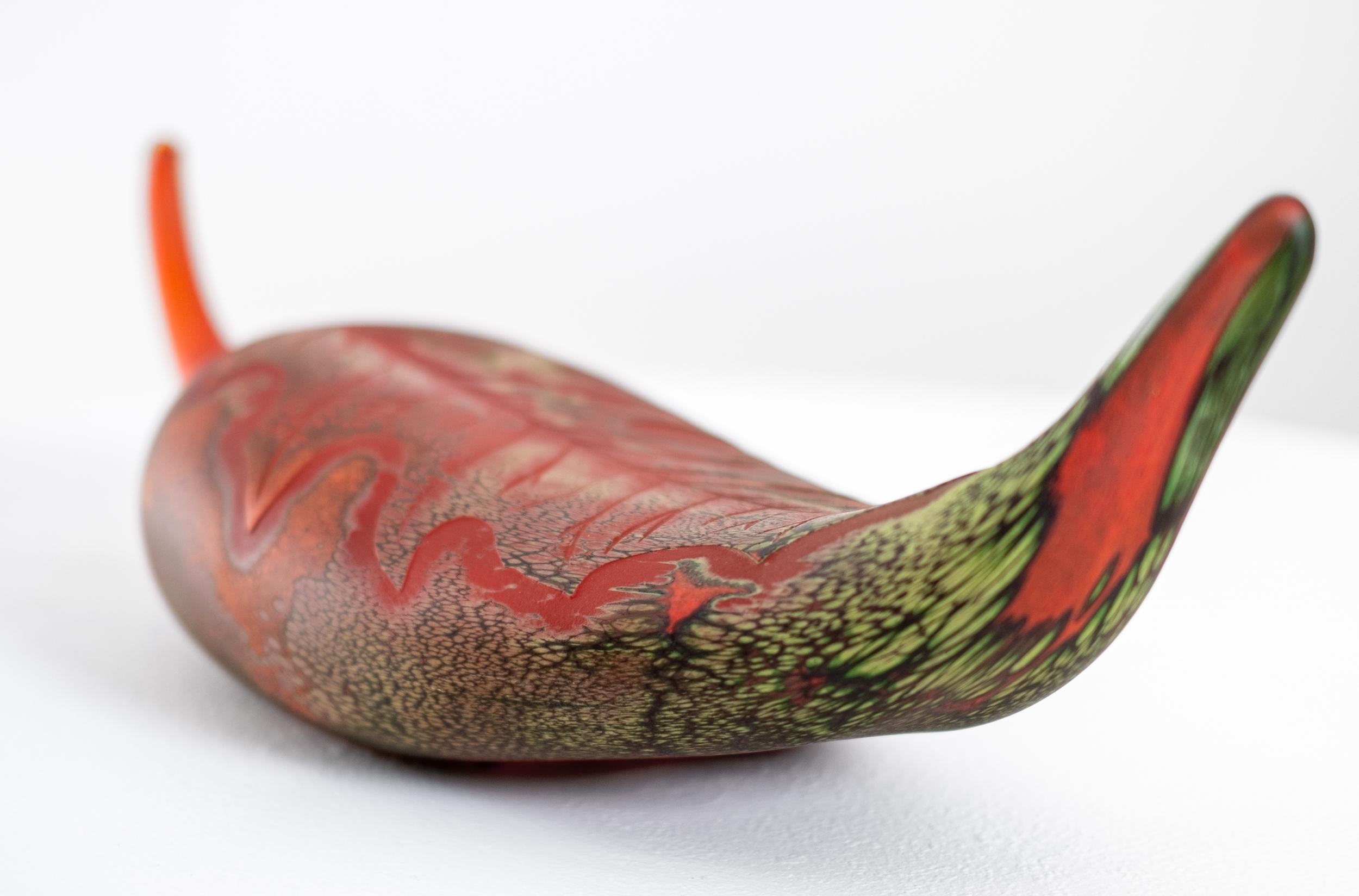 Hoja caída, rojo y verde - contemporáneo, bodegón, vidrio soplado, escultura - Sculpture de Eileen Gordon