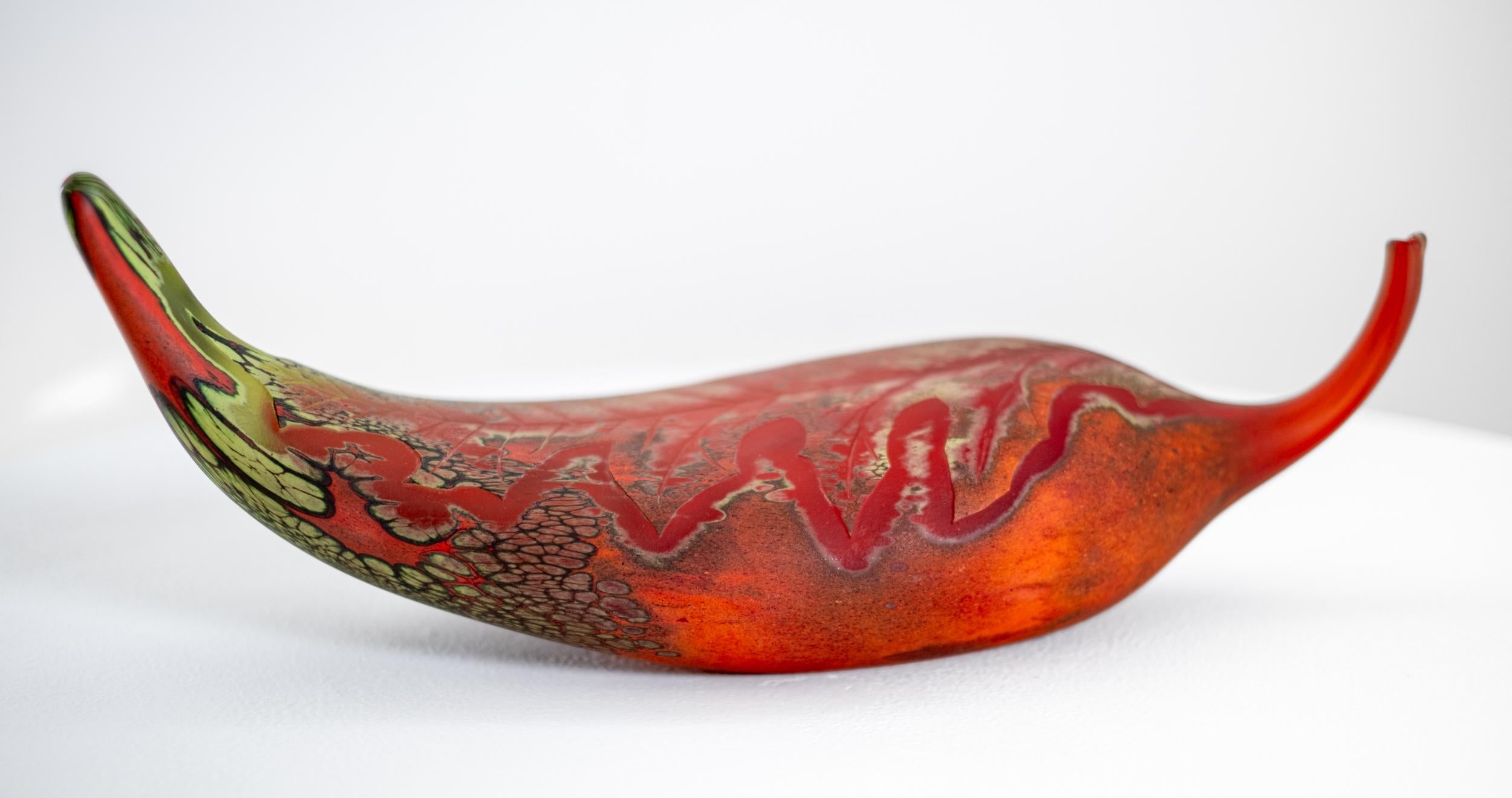 Hoja caída, rojo y verde - contemporáneo, bodegón, vidrio soplado, escultura - Sculpture Contemporáneo de Eileen Gordon