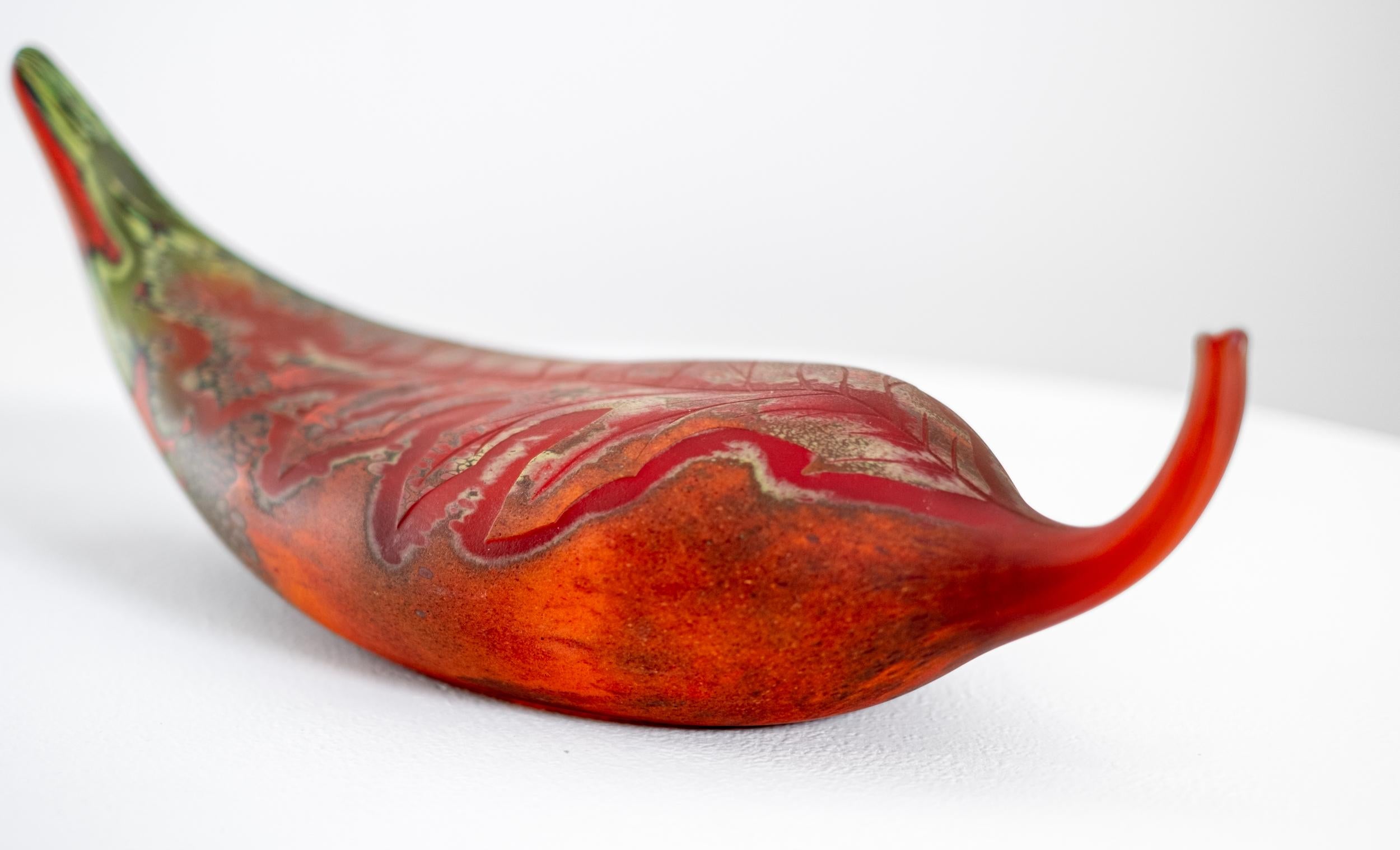 Hoja caída, rojo y verde - contemporáneo, bodegón, vidrio soplado, escultura - Still-Life Sculpture Gris de Eileen Gordon