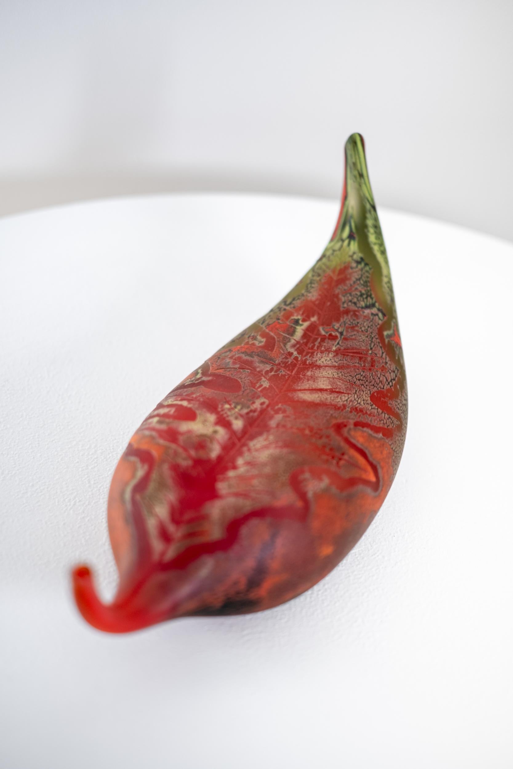 Hoja caída, rojo y verde - contemporáneo, bodegón, vidrio soplado, escultura en venta 3