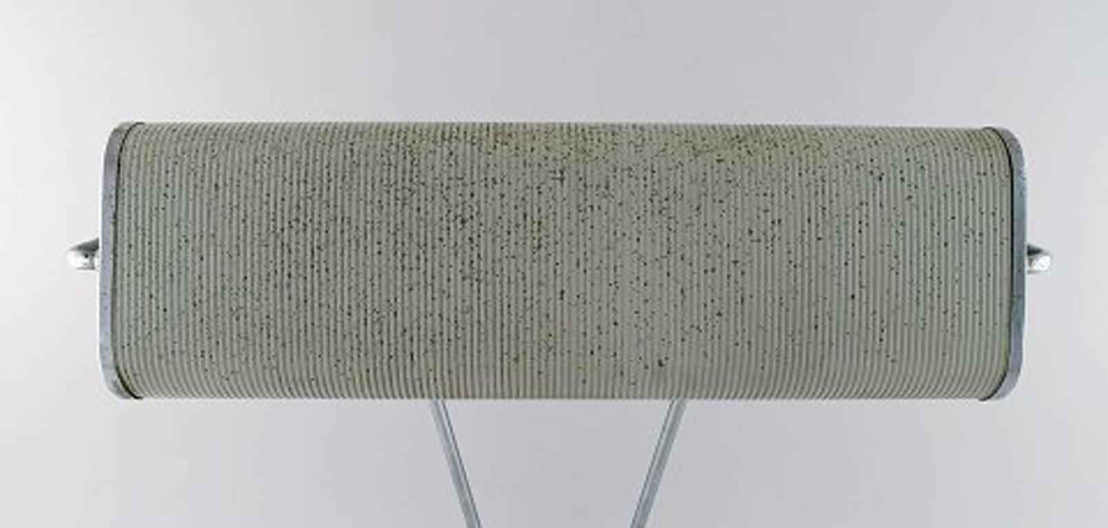 Eileen Gray 1878-1976, verchromte Eisen-Schreibtischlampe, grau lackiert, 1930er Jahre (Moderne) im Angebot
