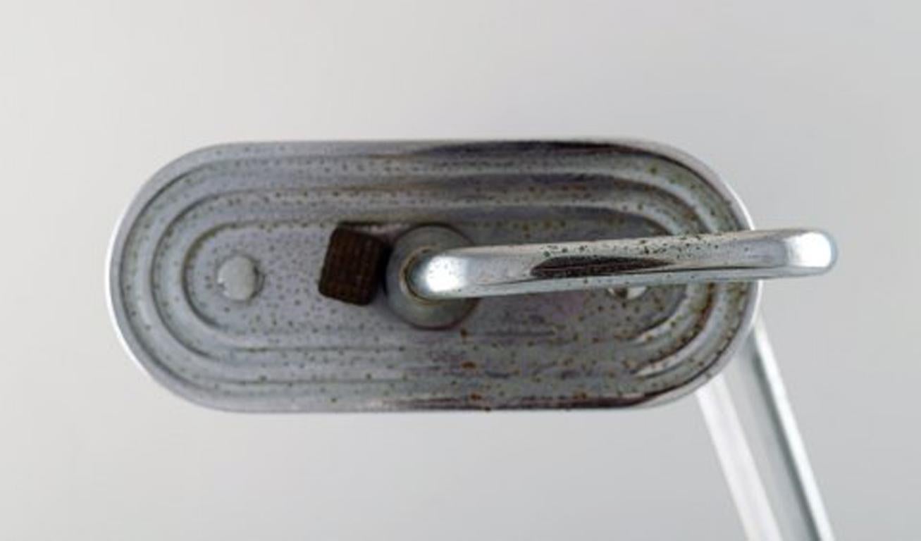 Eileen Gray 1878-1976, verchromte Eisen-Schreibtischlampe, grau lackiert, 1930er Jahre (Mitte des 20. Jahrhunderts) im Angebot