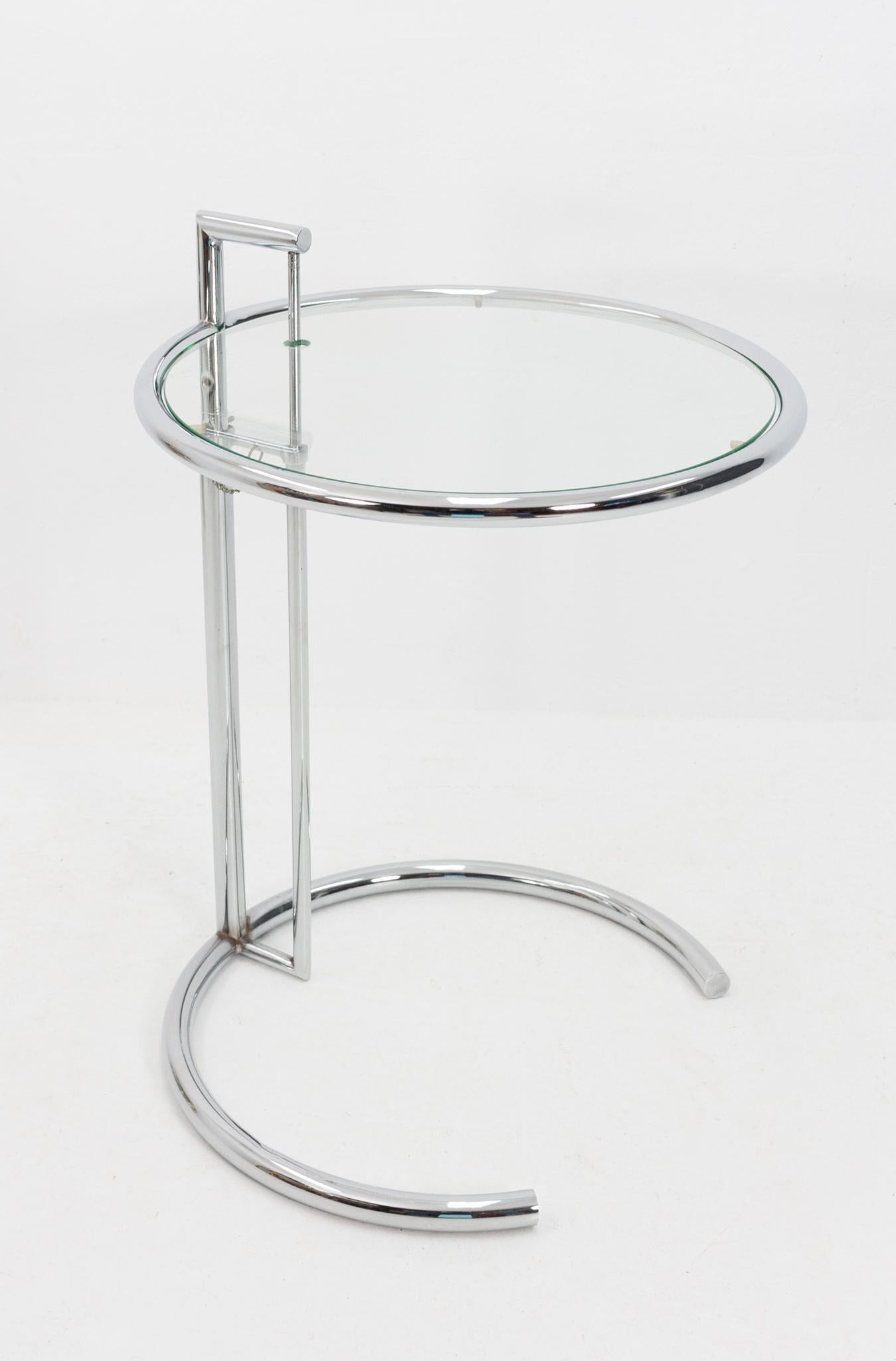 Eileen gray adjustable chrome coffee table E 1027. A real Classic. Good vintage condition.

1970s. No markings. Adjustable in height. 65/94

        