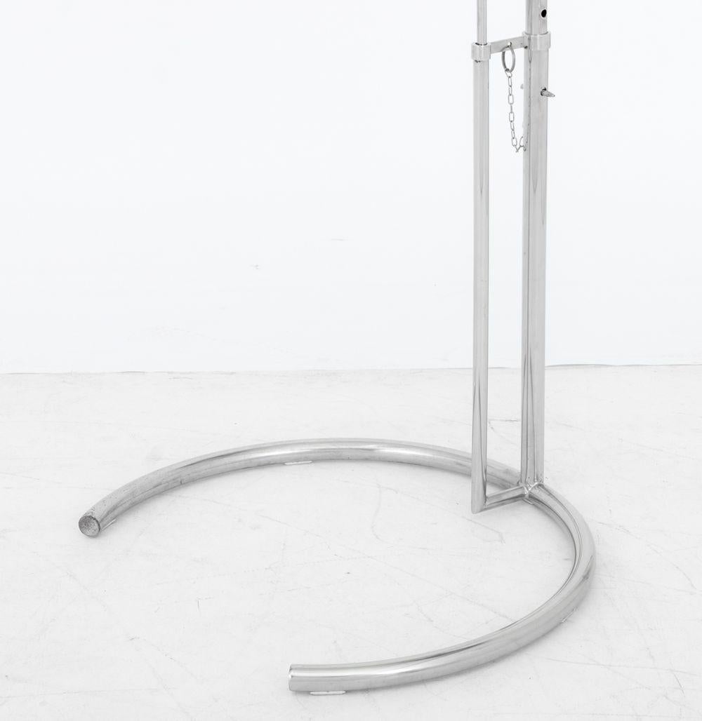Mesa auxiliar ajustable E 1027 Eileen Gray con tapa de cristal Italiano en venta