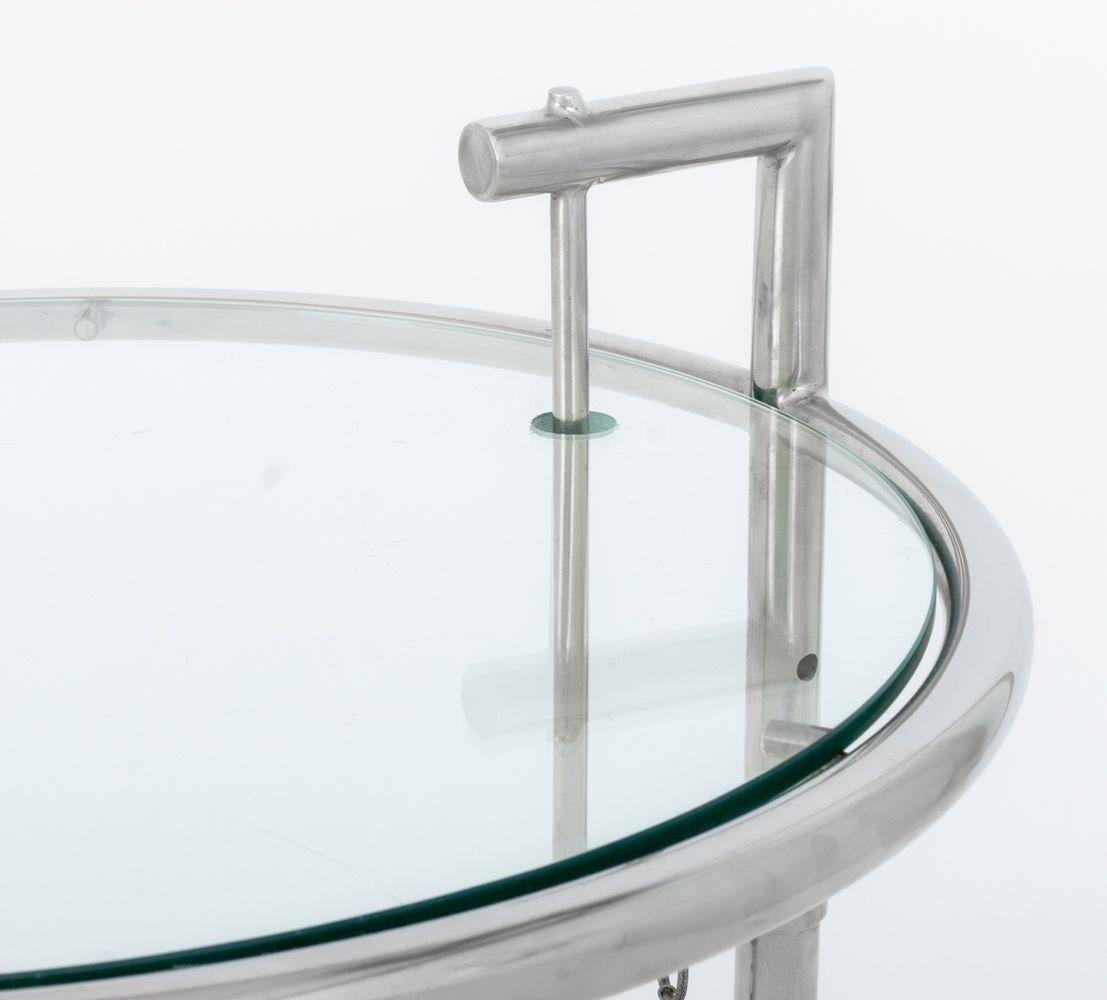 Mesa auxiliar ajustable E 1027 Eileen Gray con tapa de cristal en Bueno estado para la venta en Astoria, NY