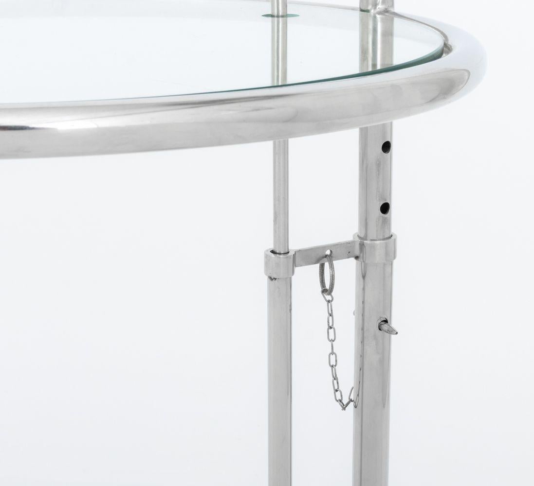 Mesa auxiliar ajustable E 1027 Eileen Gray con tapa de cristal siglo XX en venta