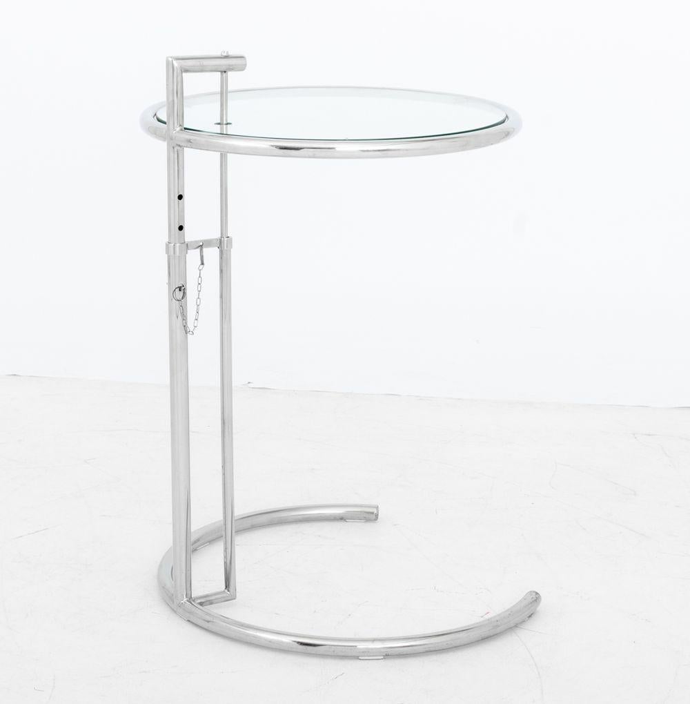 Mesa auxiliar ajustable E 1027 Eileen Gray con tapa de cristal en venta 1