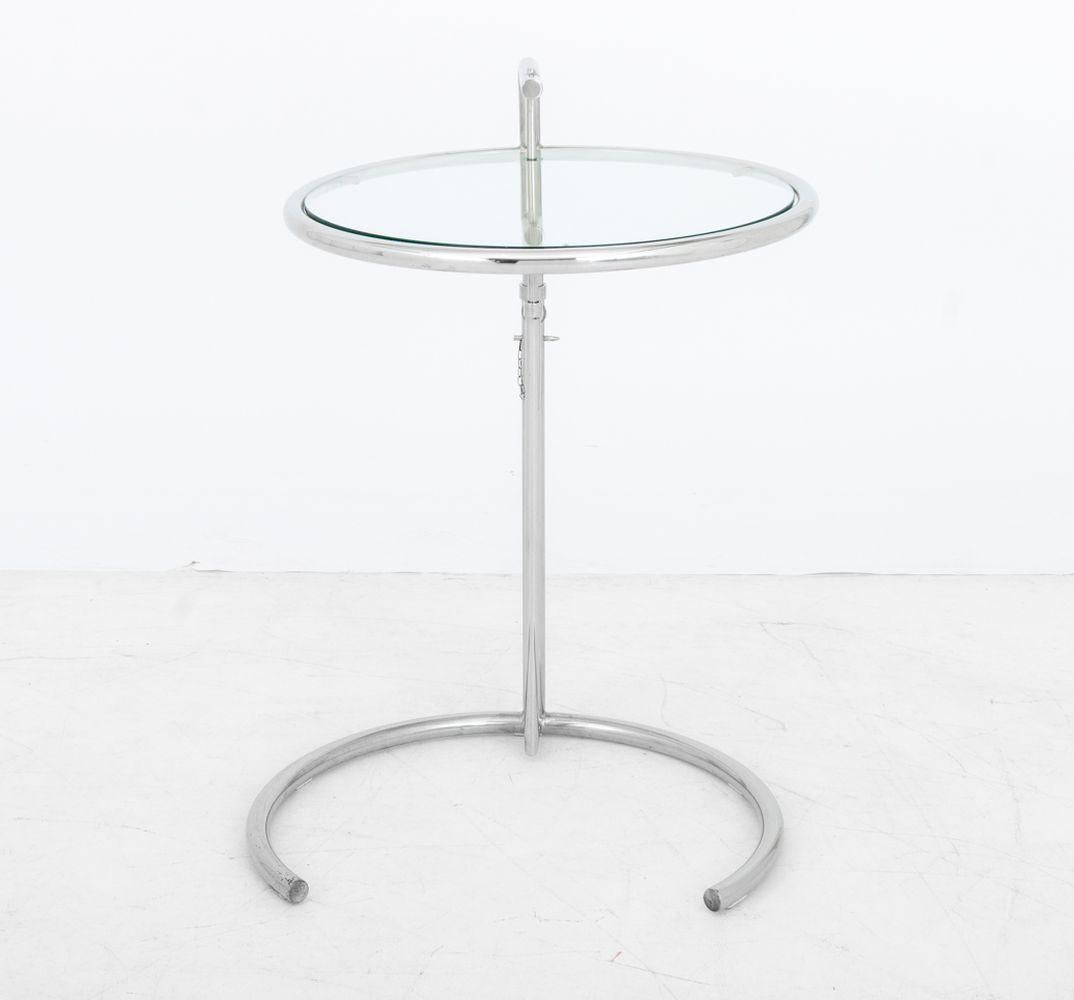Mesa auxiliar ajustable E 1027 Eileen Gray con tapa de cristal en venta 2