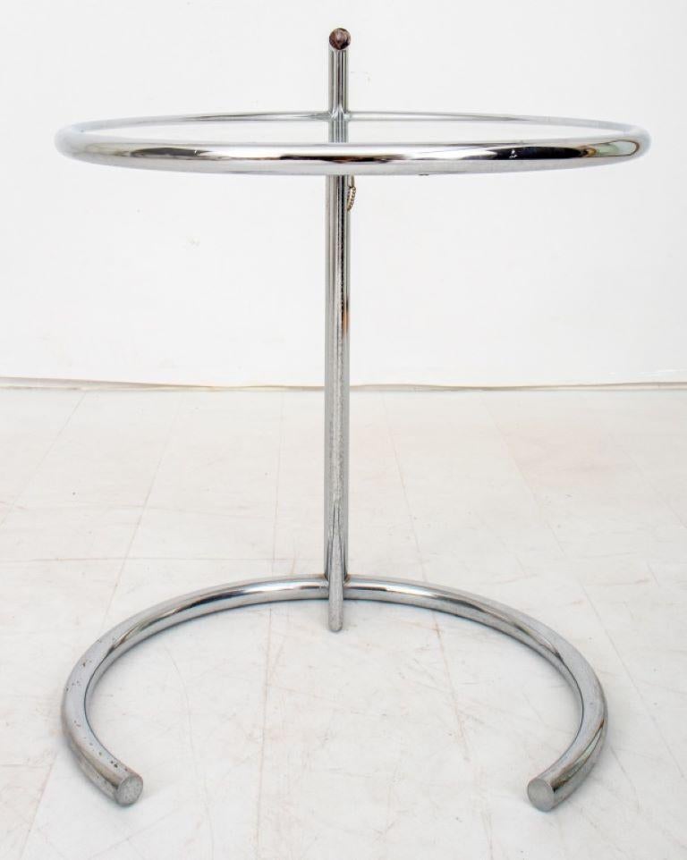 Eileen Gray (irlandaise, 1878-1976) table d'appoint ronde réglable E1027 table d'appoint ronde en chrome et verre à hauteur réglable.

Concessionnaire : S138XX