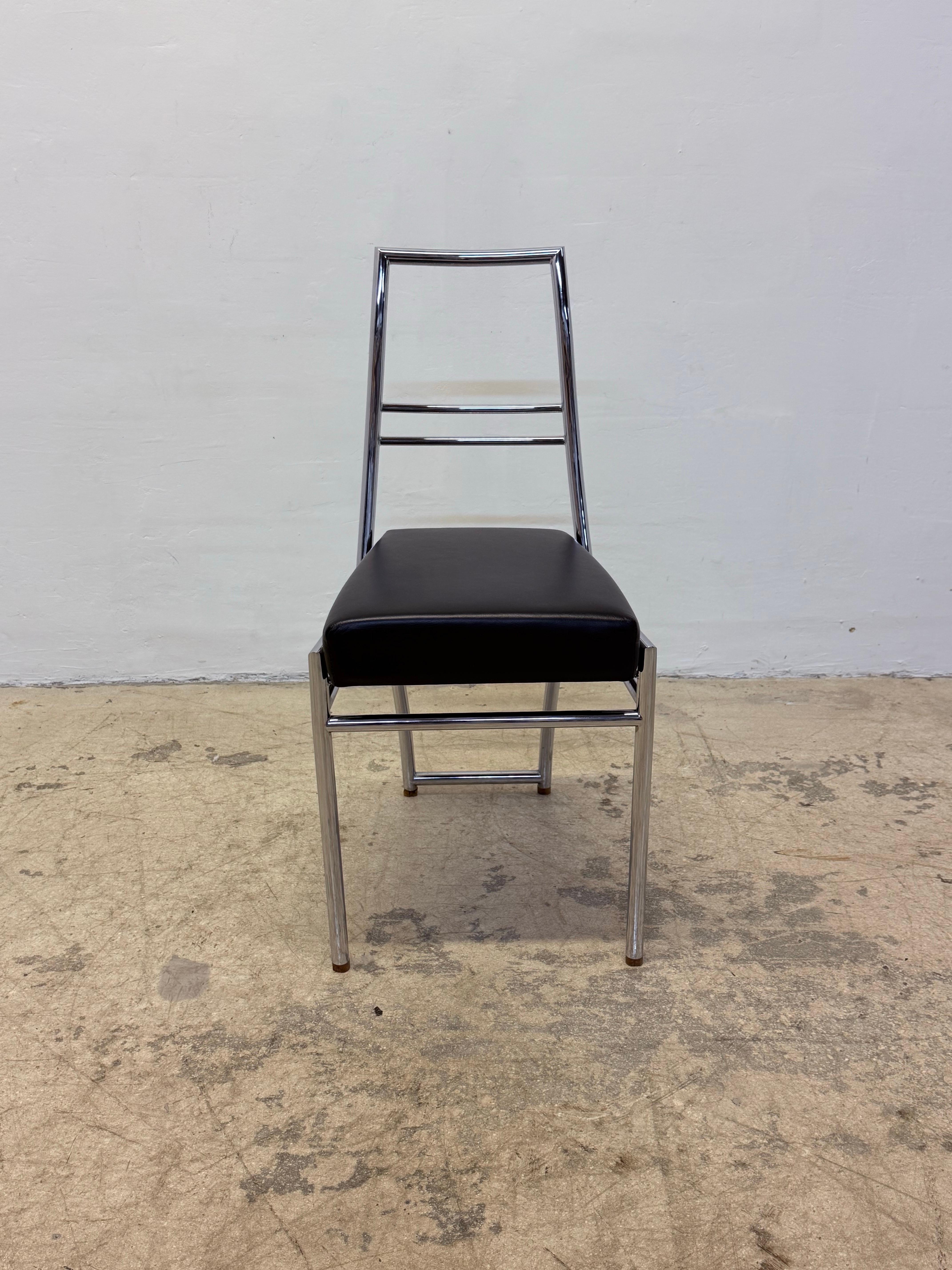 Sedia Axia con seduta in pelle nera e struttura cromata, disegnata da Eileen Gray e prodotta da ClassiCon.  Firmato e numerato 10104.