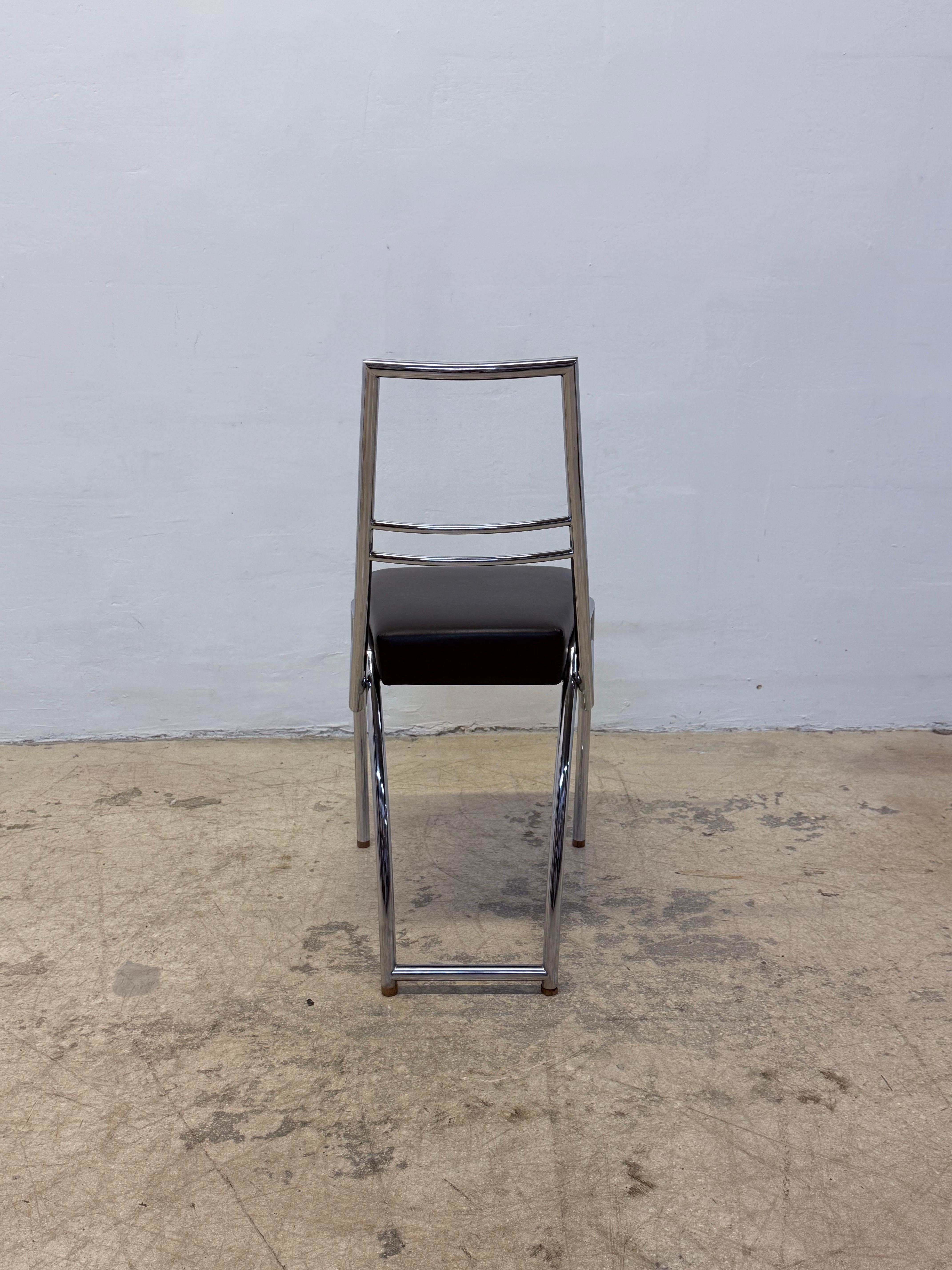 Italiano Sedia Axia di Eileen Gray in cromo e pelle nera per ClassiCon in vendita