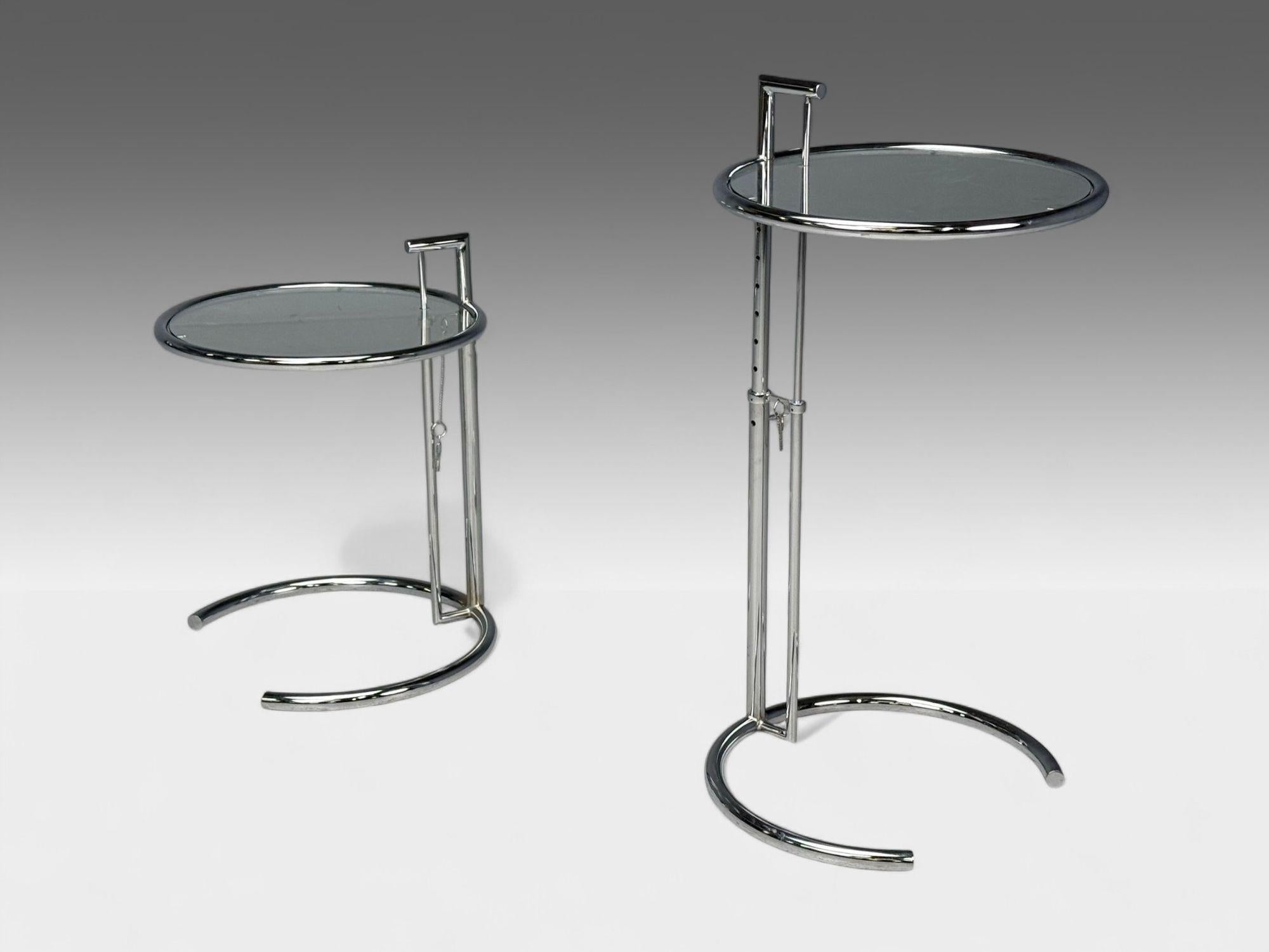 Mid-Century Modern Eileen Gray, chrome, verre, tables d'appoint réglables, Italie, années 1970 en vente