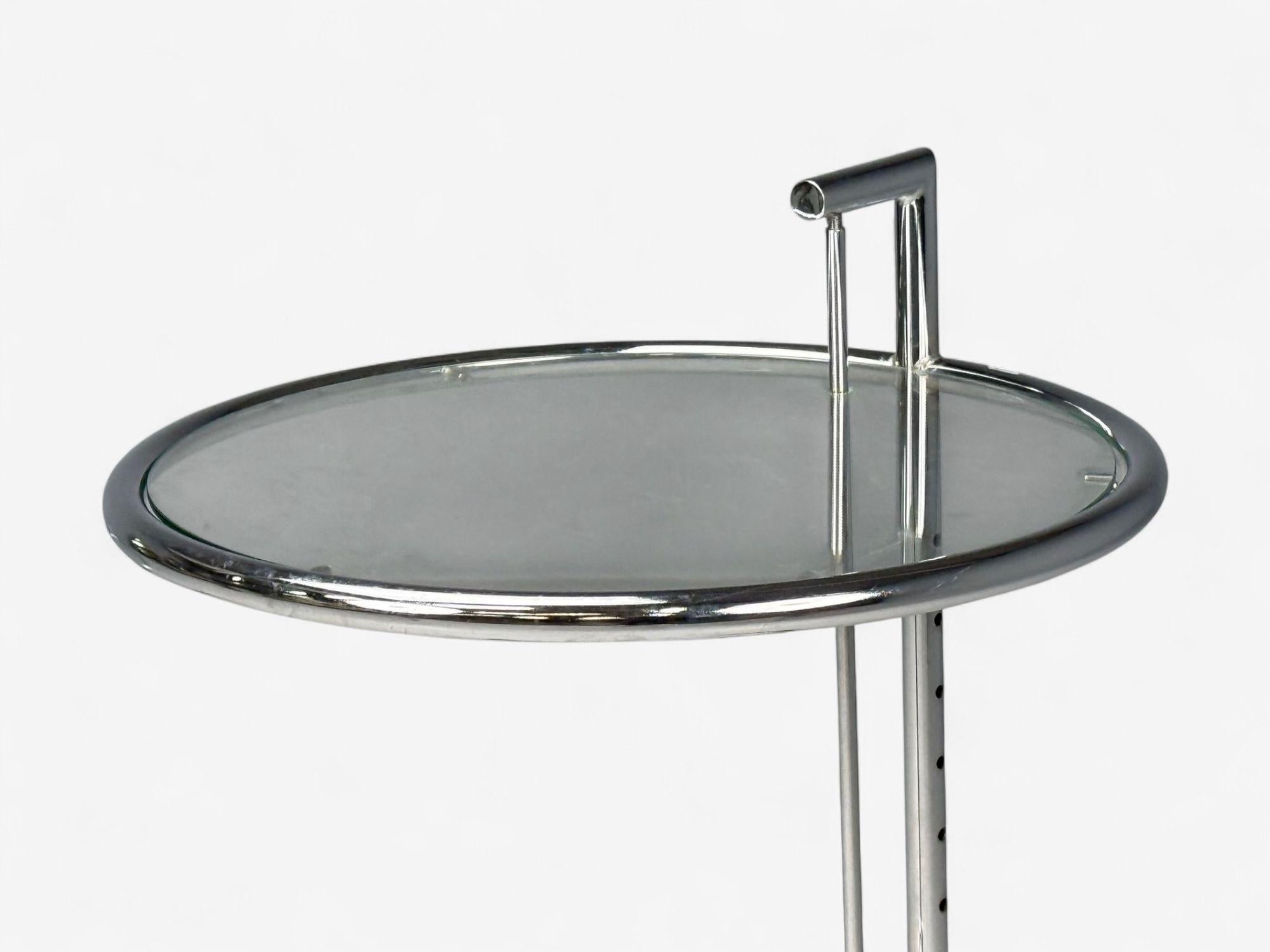 italien Eileen Gray, chrome, verre, tables d'appoint réglables, Italie, années 1970 en vente
